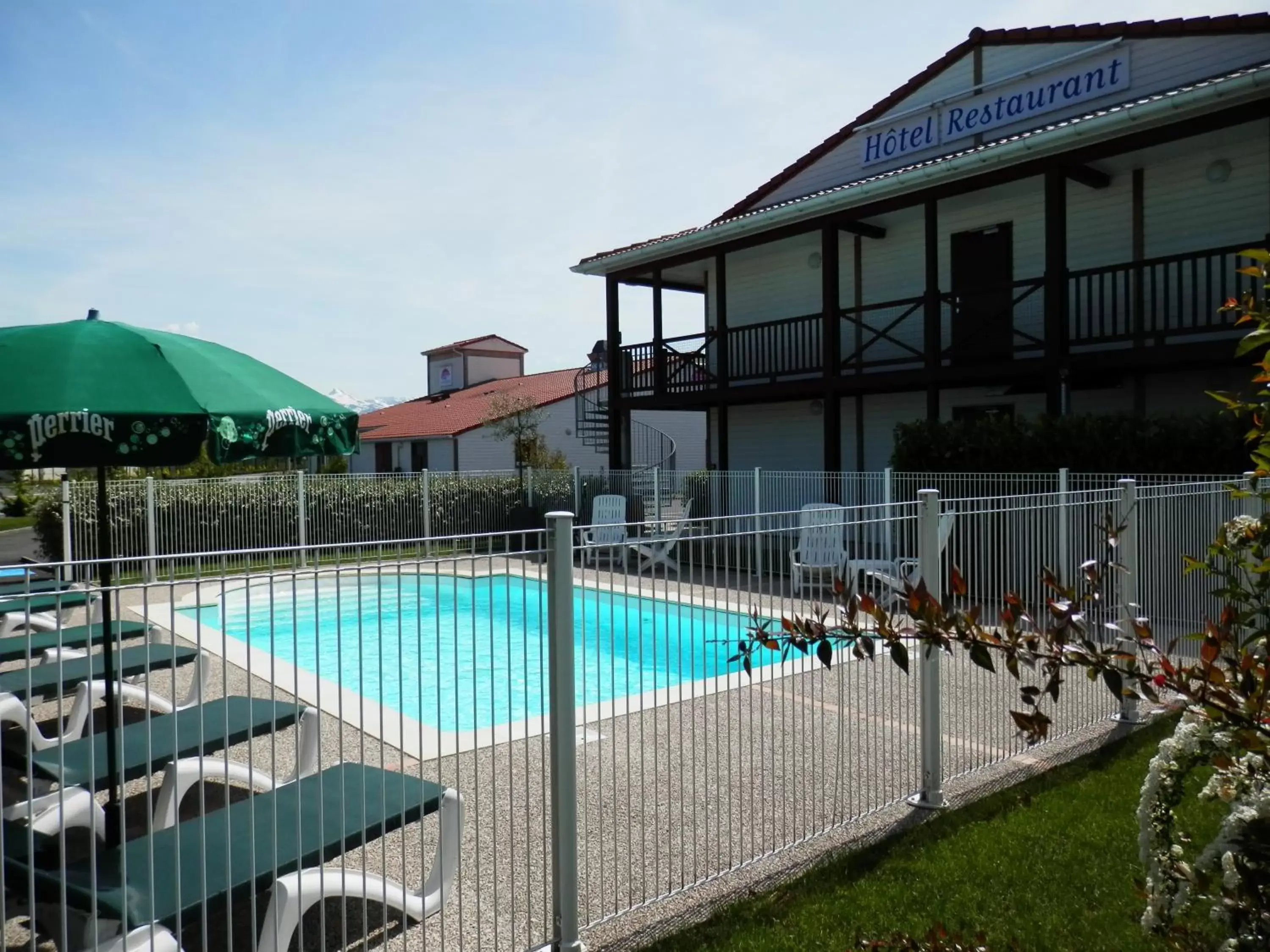 Swimming pool in L'Auberge Everhotel de Tarbes-Ibos