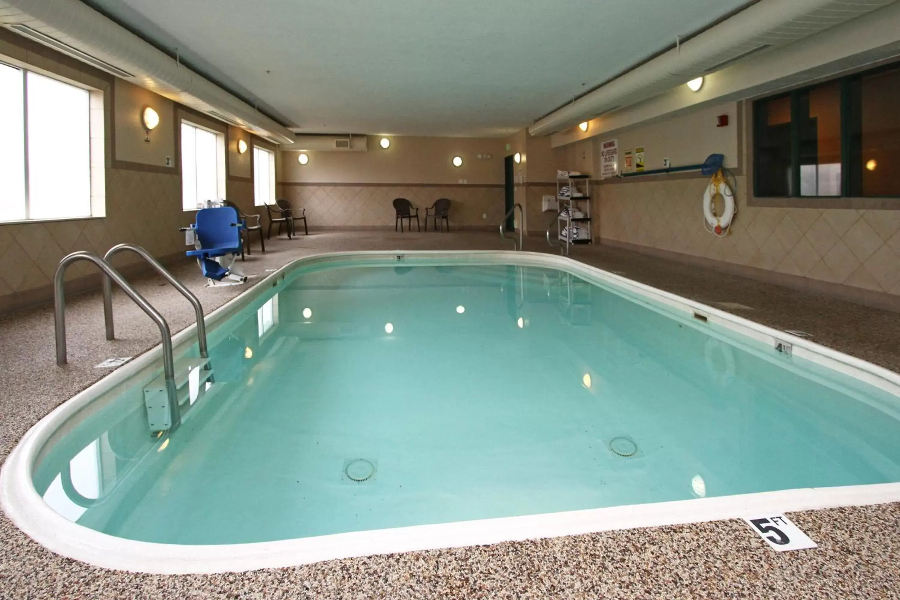 Swimming pool in New Victorian Inn & Suites Lincoln