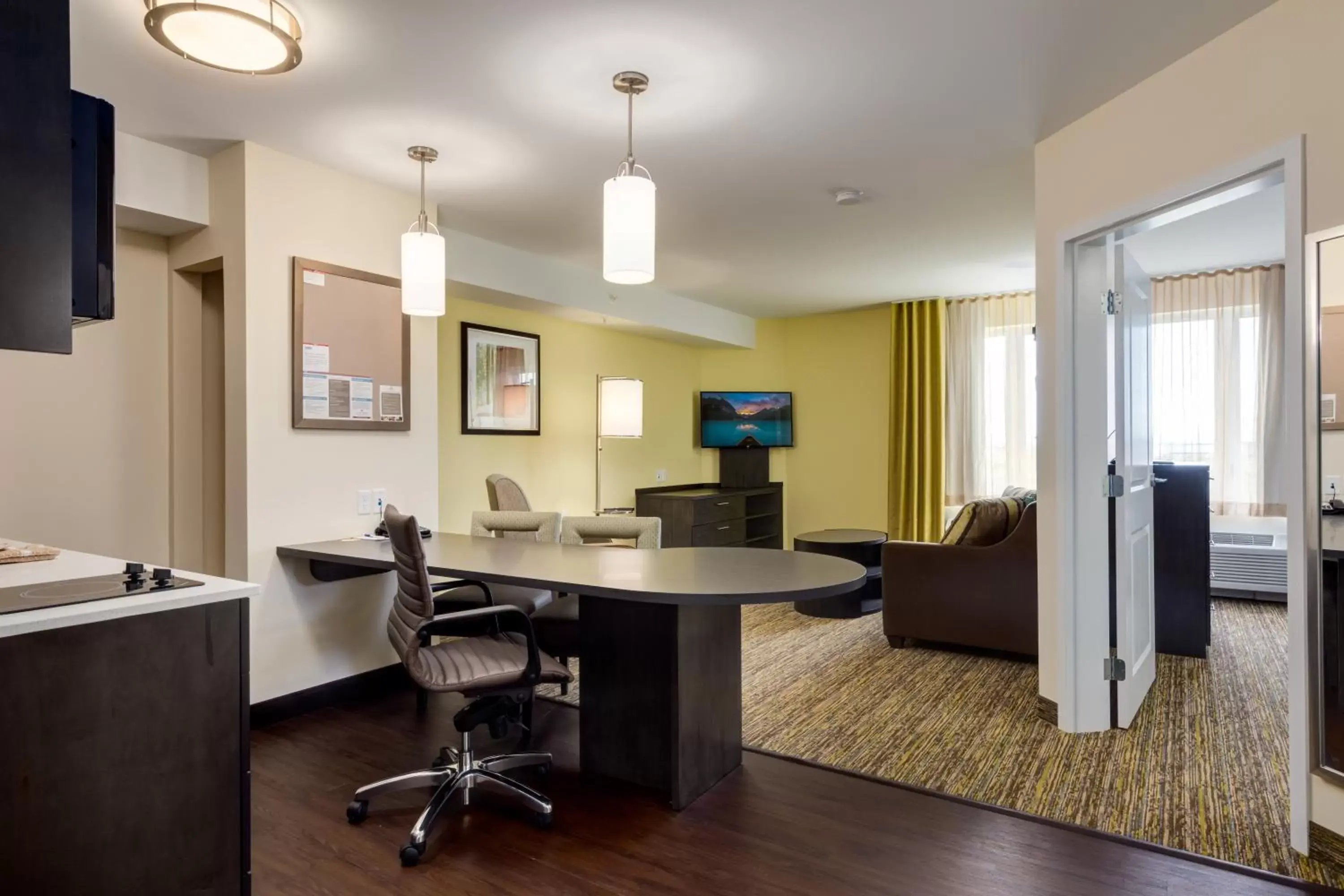 TV and multimedia, Dining Area in Park Inn by Radisson, Calgary Airport North, AB