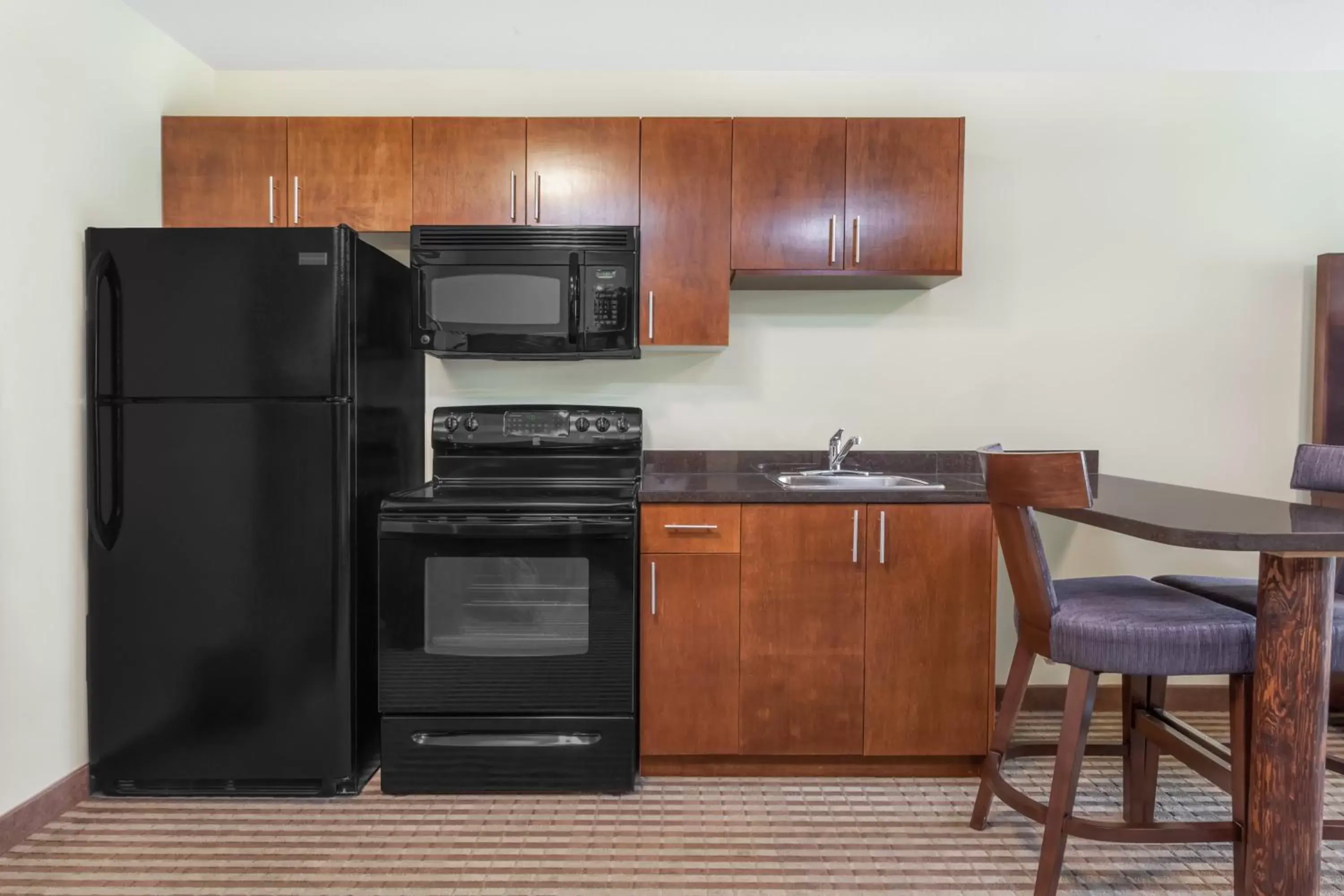 Kitchen or kitchenette, Kitchen/Kitchenette in Ramada by Wyndham Carlyle