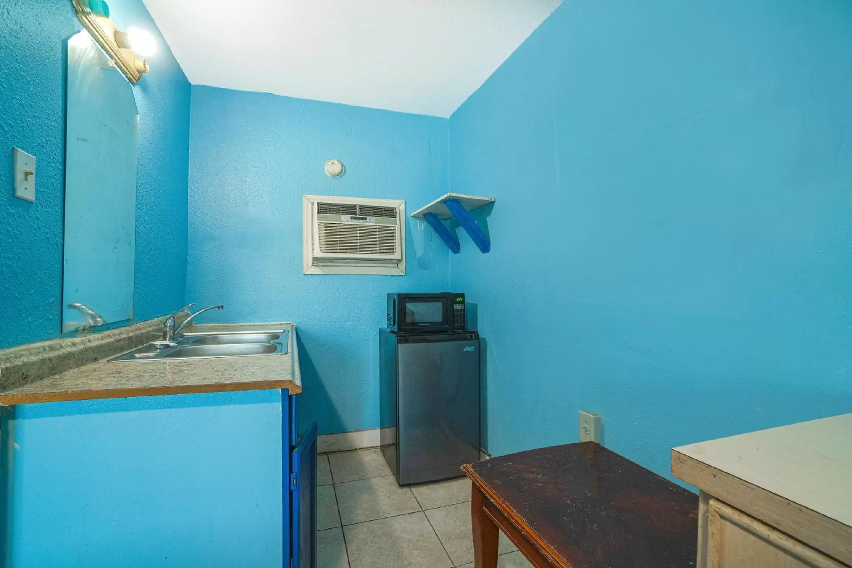 Kitchen or kitchenette, Kitchen/Kitchenette in Plaza Motel Corpus Christi by OYO