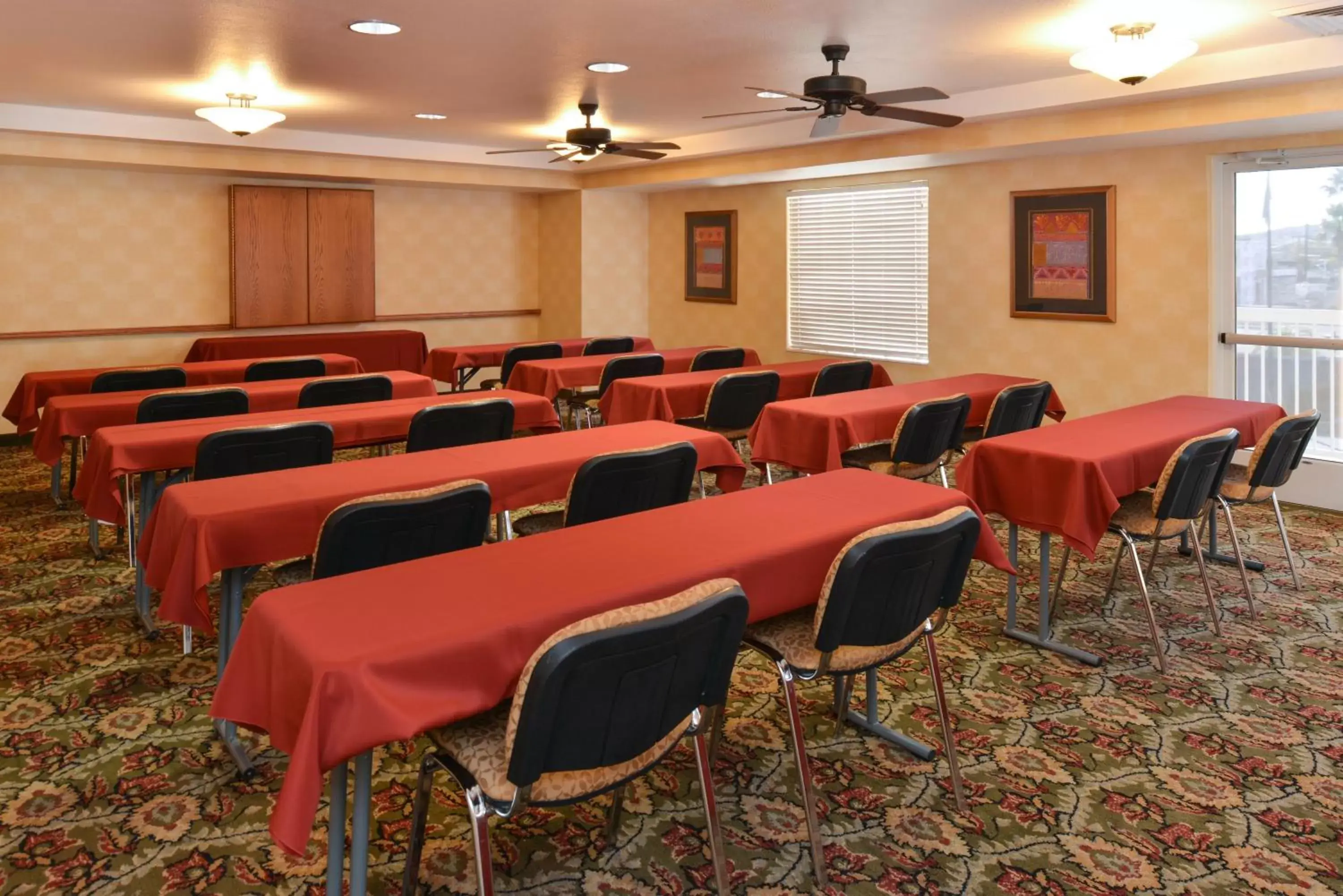 Banquet/Function facilities in SureStay Plus Hotel by Best Western Tempe University