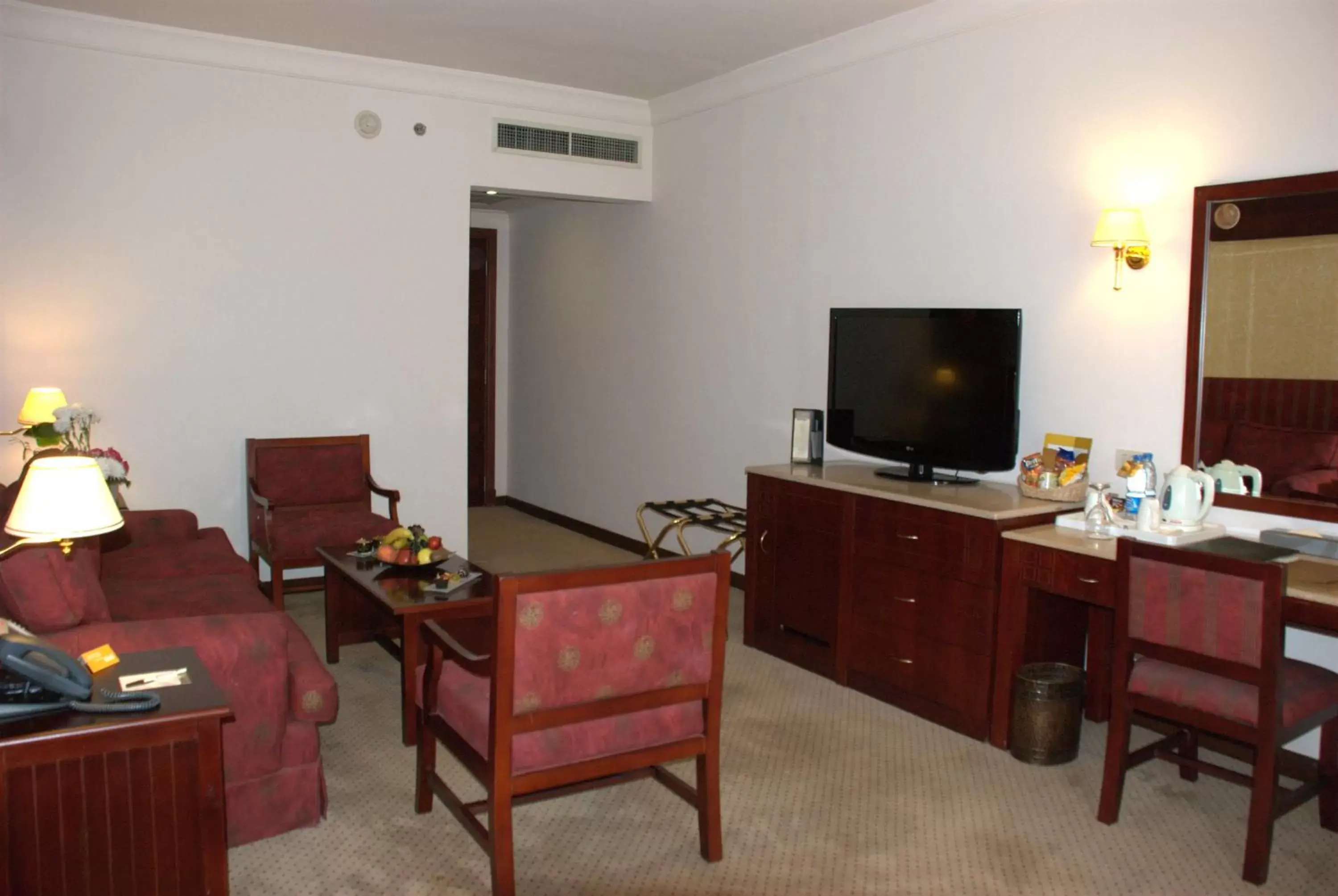 Dining area, TV/Entertainment Center in Safir Hotel Cairo