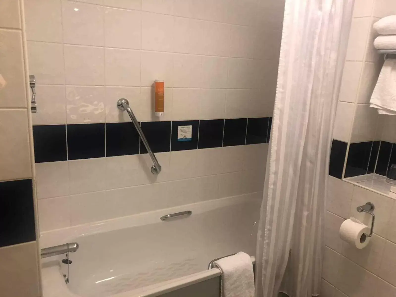 Bathroom in Days Inn Hotel Leicester