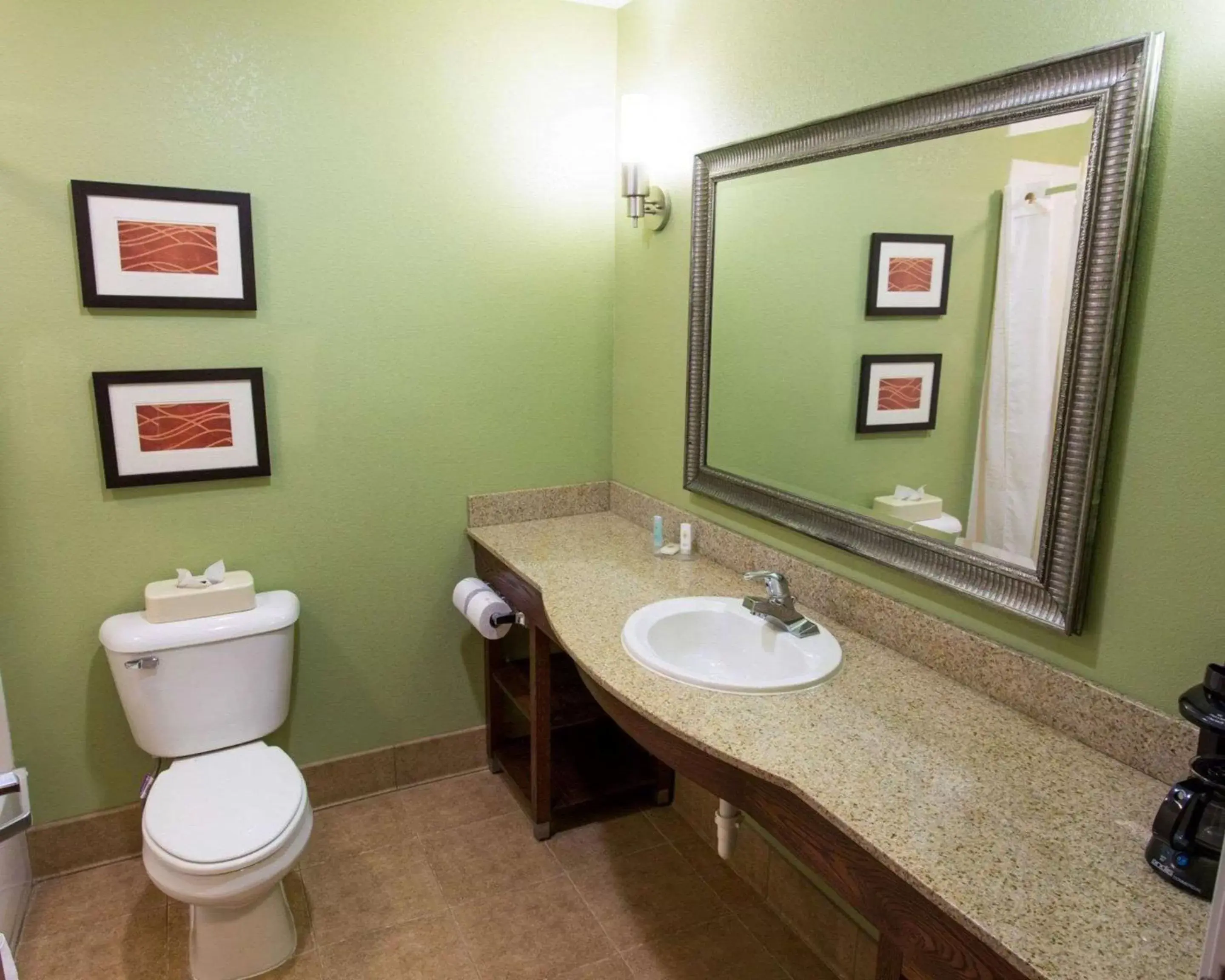 Bathroom in Comfort Inn New Orleans Airport South