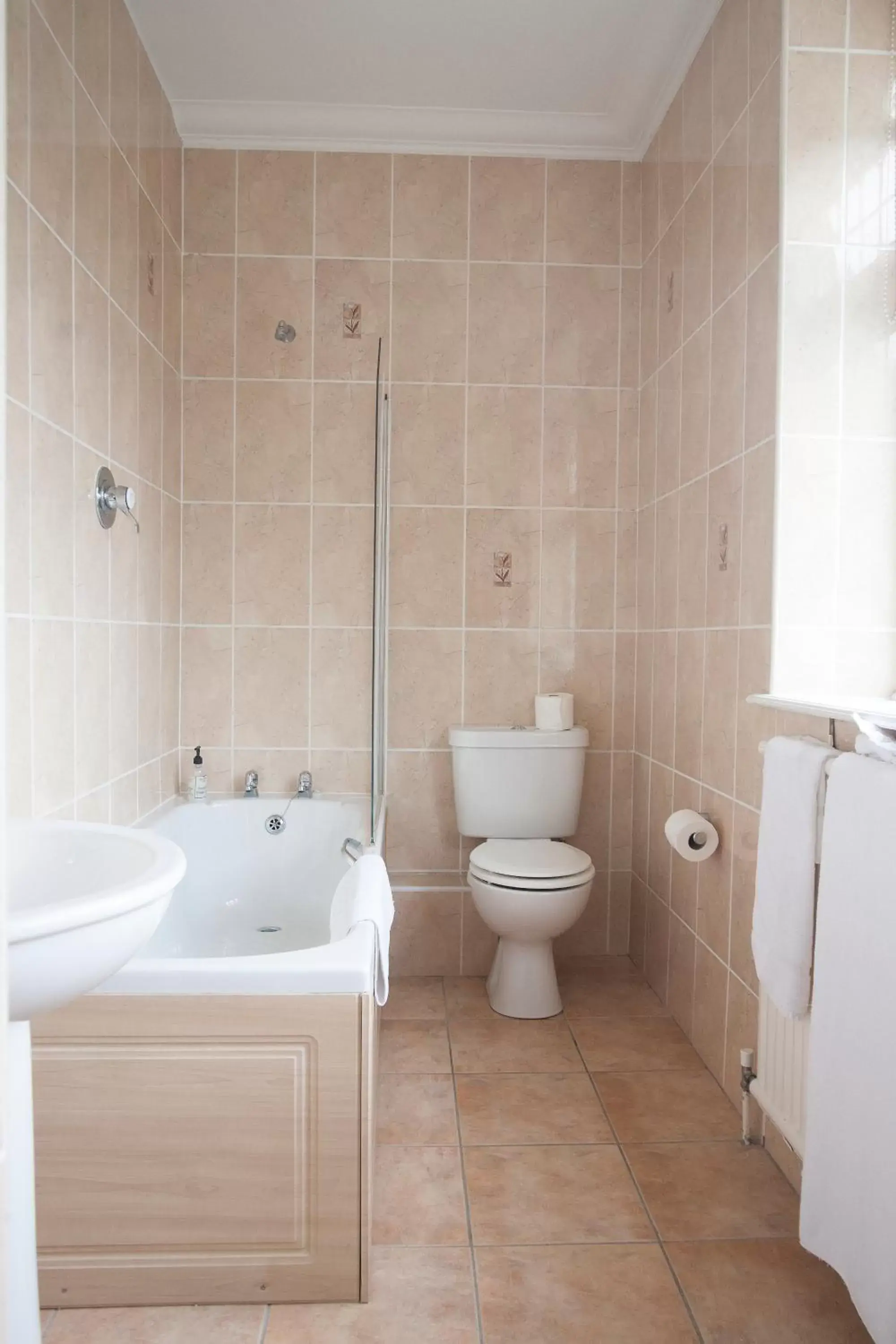 Bathroom in Barons Court Hotel