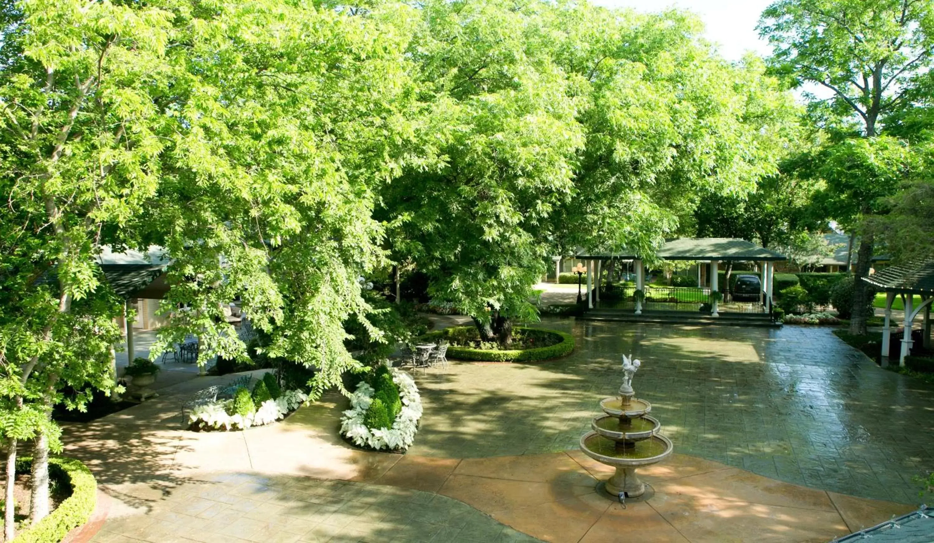 Garden view in The Sanford House Inn & Spa Garden view in The Sanford House Inn & Spa