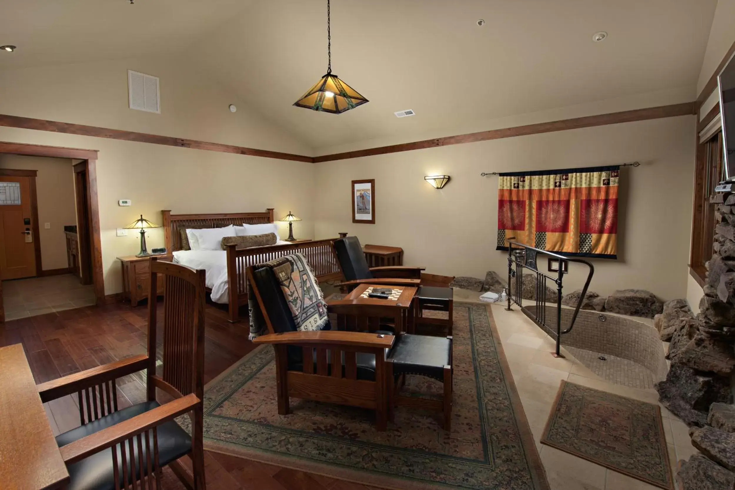 Bed, Restaurant/Places to Eat in FivePine Lodge