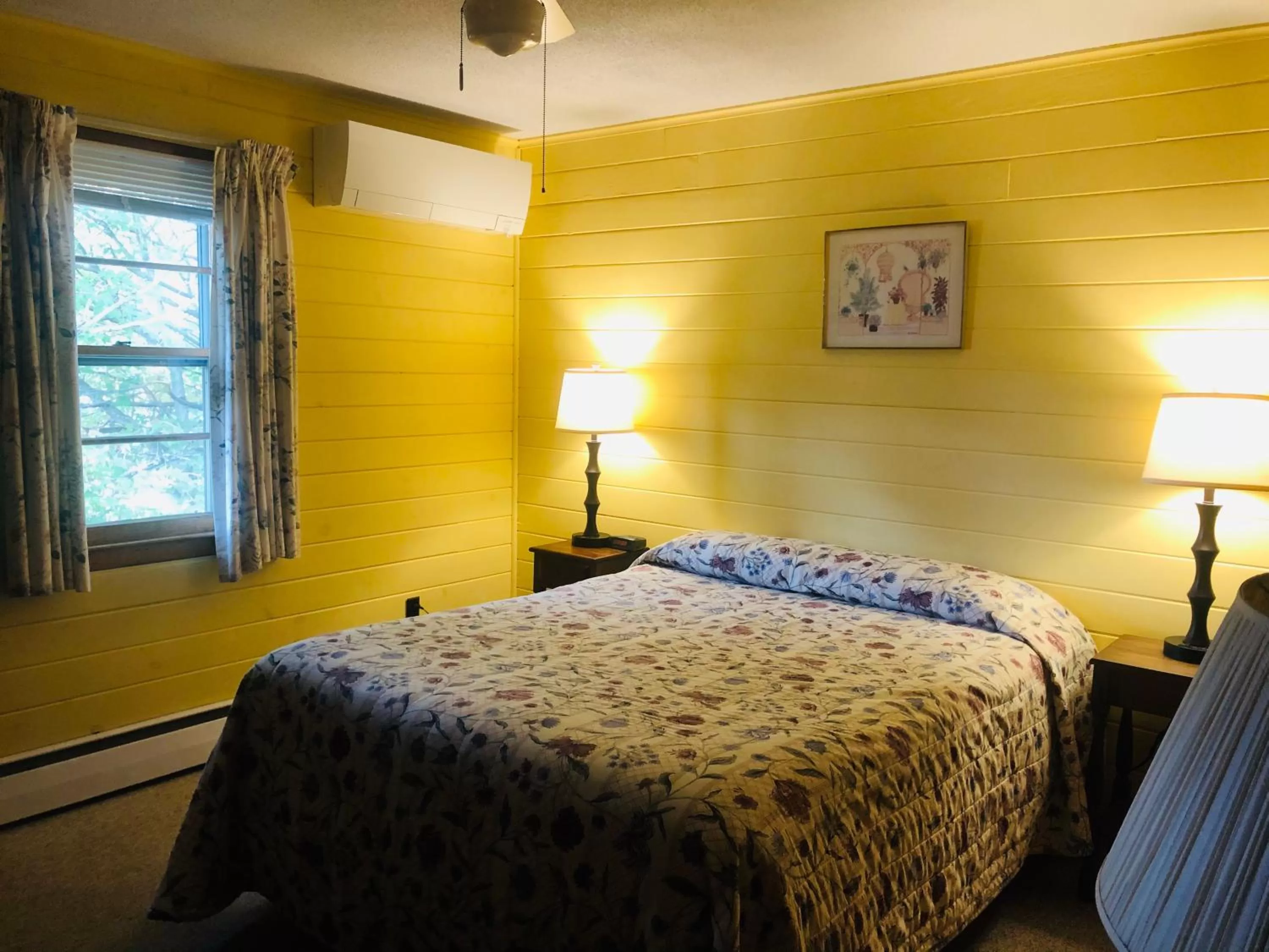 Photo of the whole room, Bed in Gray Ghost Inn