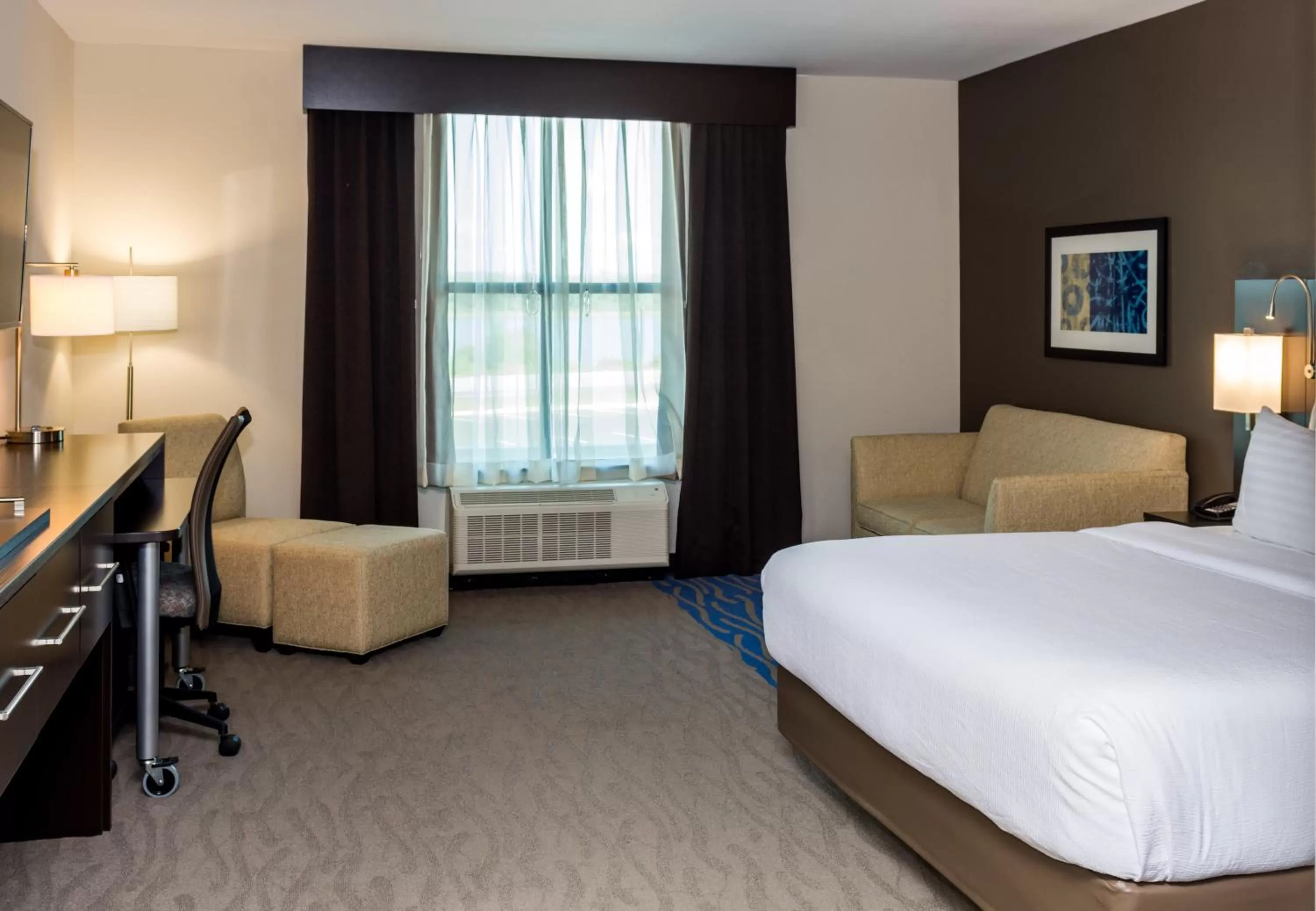 Photo of the whole room, Bed in Holiday Inn Paducah Riverfront by IHG