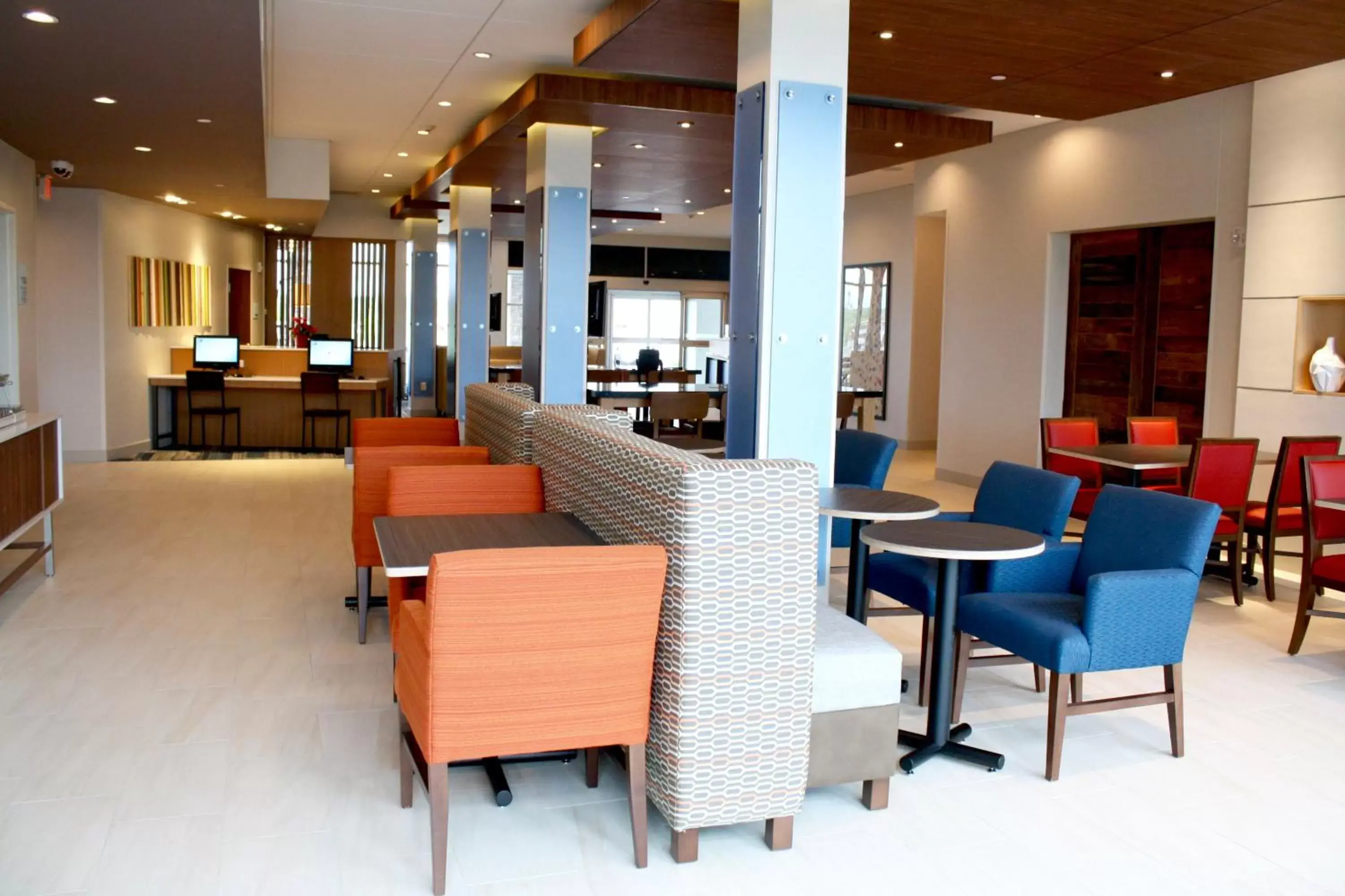 Breakfast, Lounge/Bar in Holiday Inn Express & Suites Duluth North - Miller Hill, an IHG Hotel