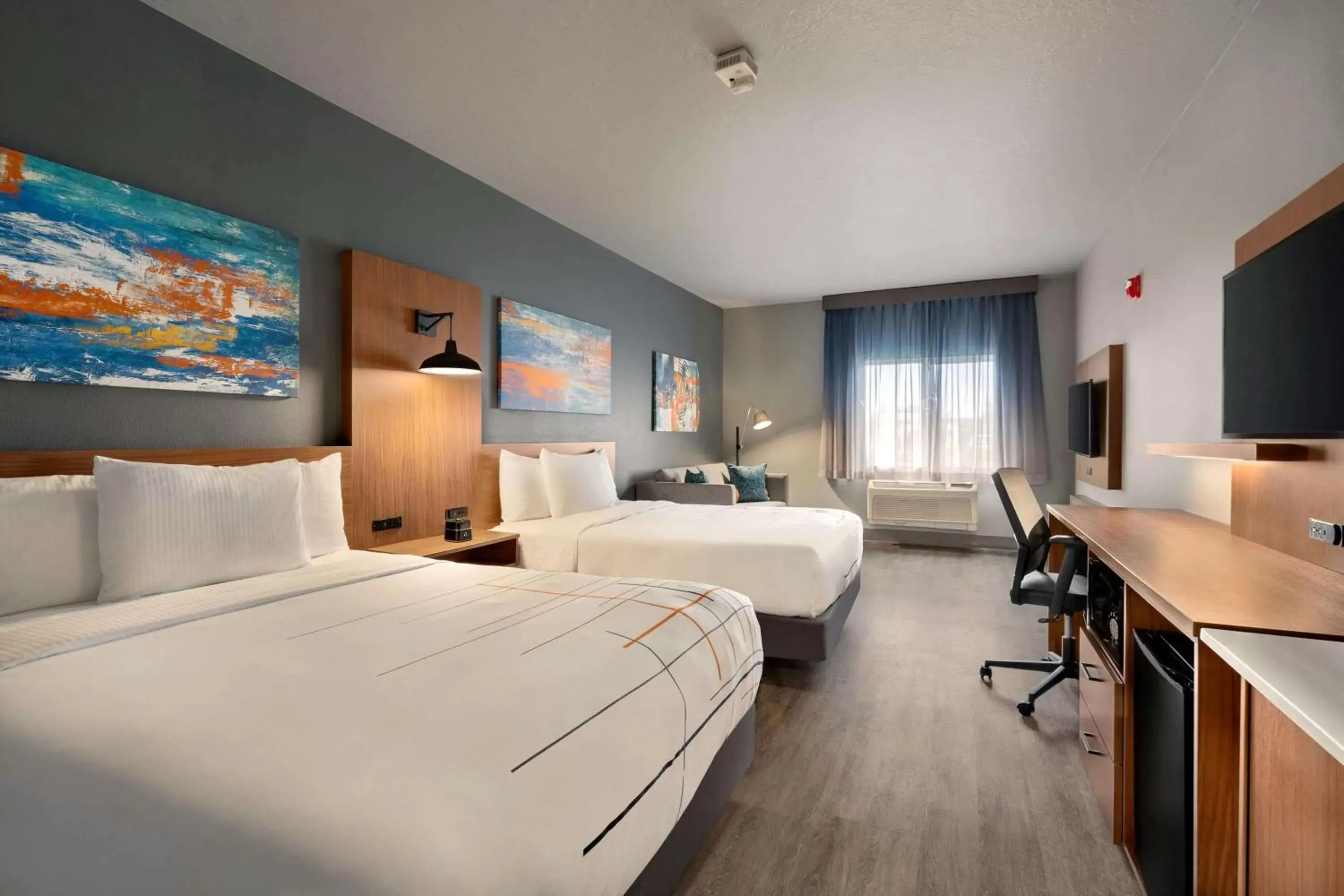 Bed in La Quinta Inn & Suites by Wyndham Springfield