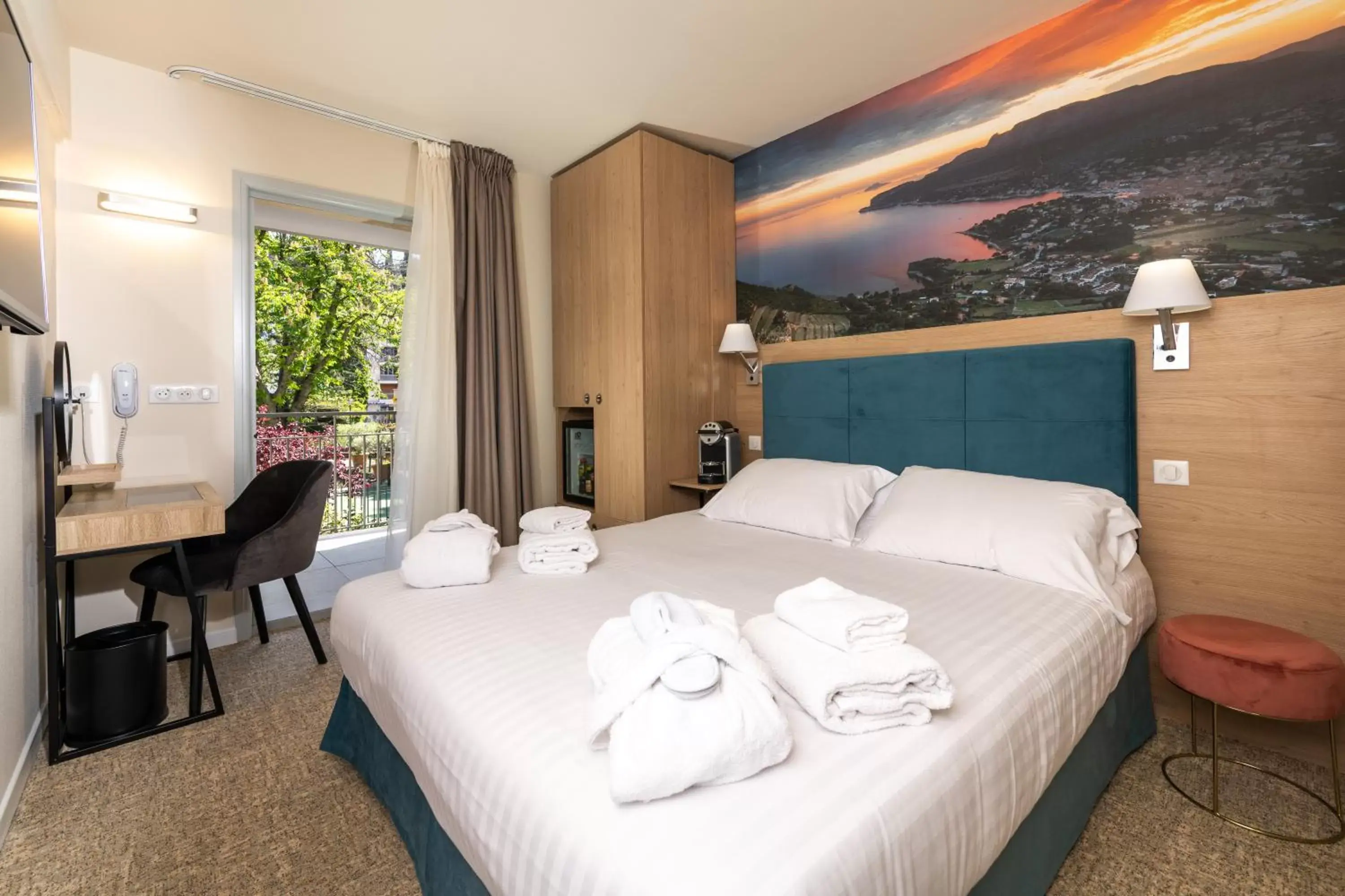 Bed in Best Western Hotel & SPA Coeur De Cassis