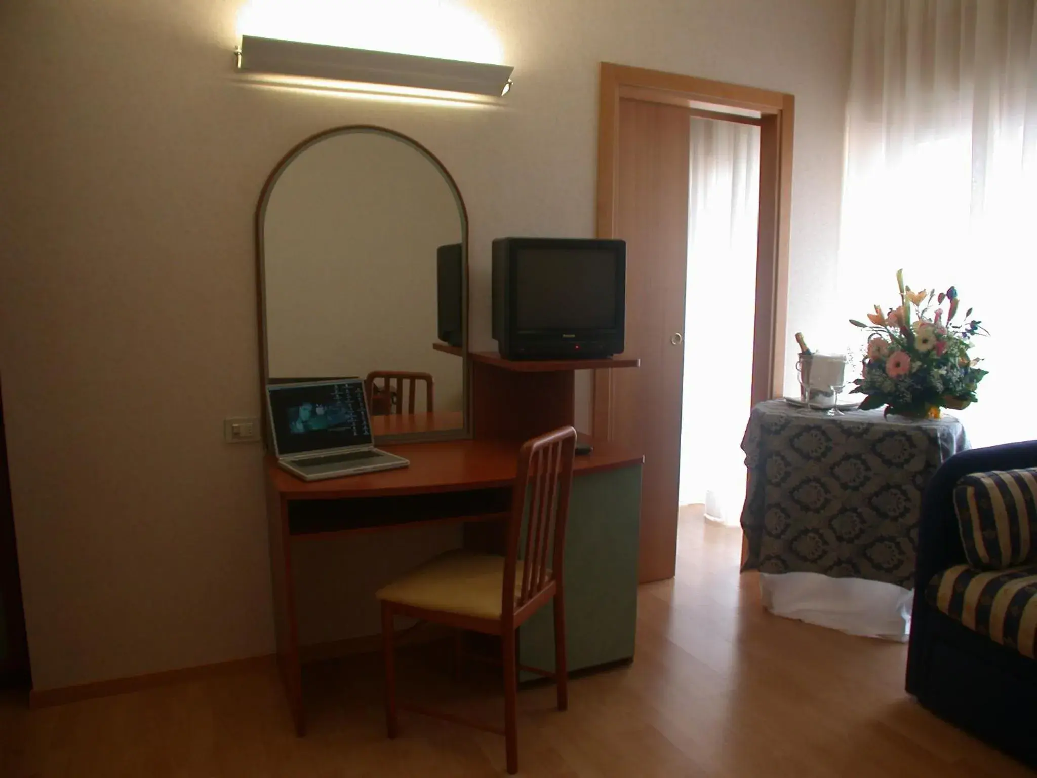 Bedroom, TV/Entertainment Center in Hotel La Pergola