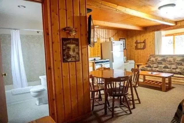 Dining Area in Sportsman Lodge Melrose MT