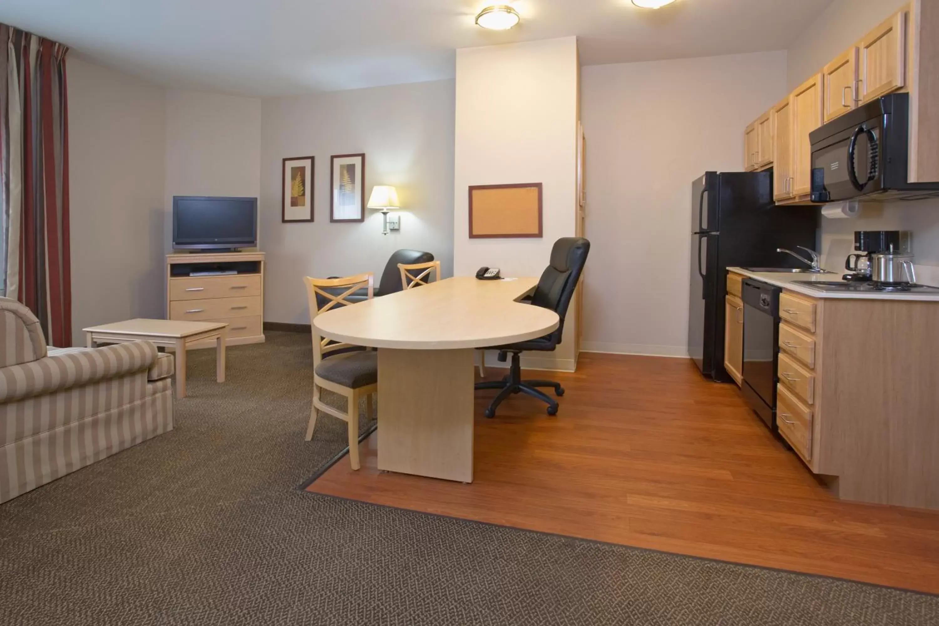 Photo of the whole room, Kitchen/Kitchenette in Candlewood Suites - Peoria at Grand Prairie, an IHG Hotel