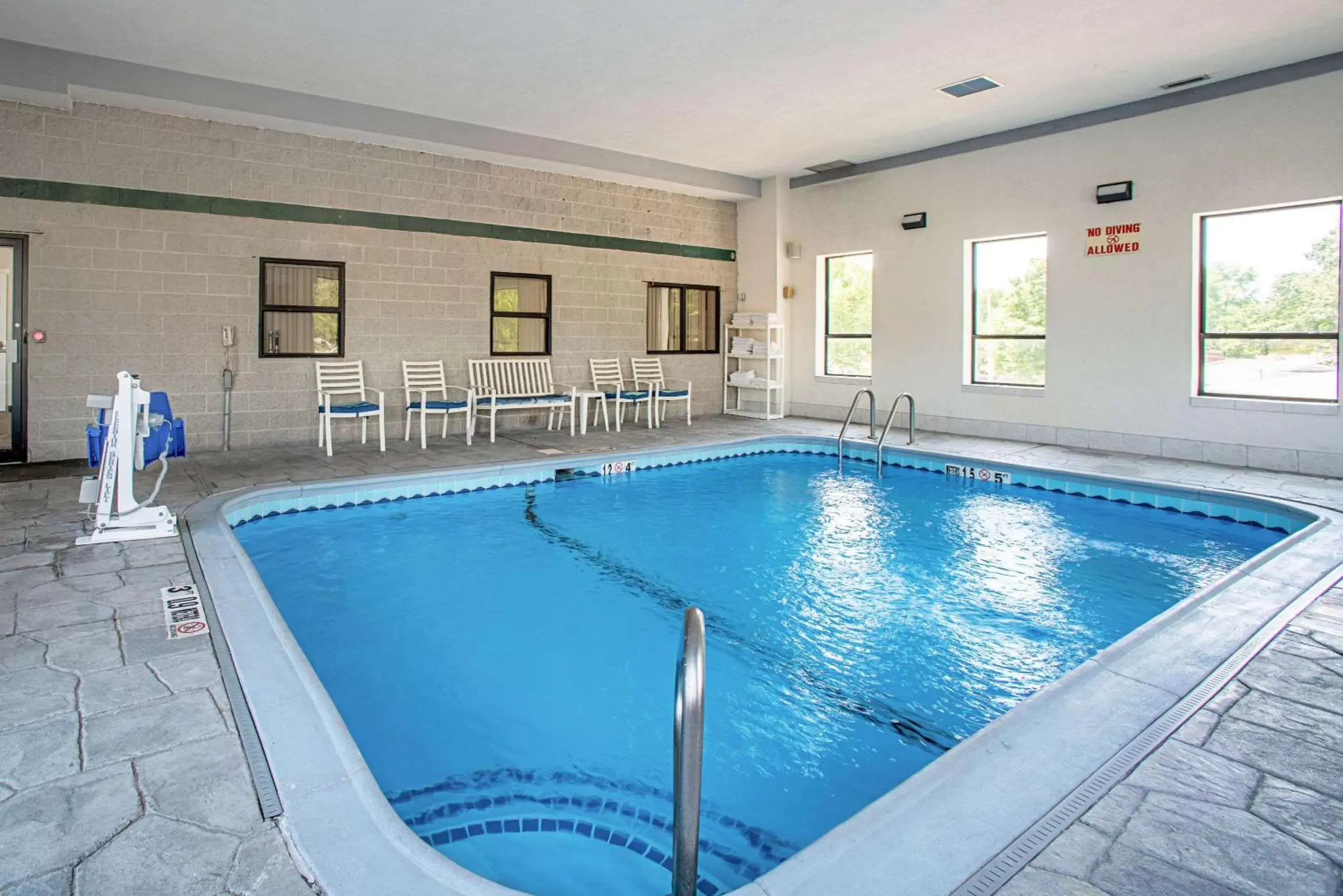 On site, Swimming Pool in Quality Inn Near Six Flags St. Louis