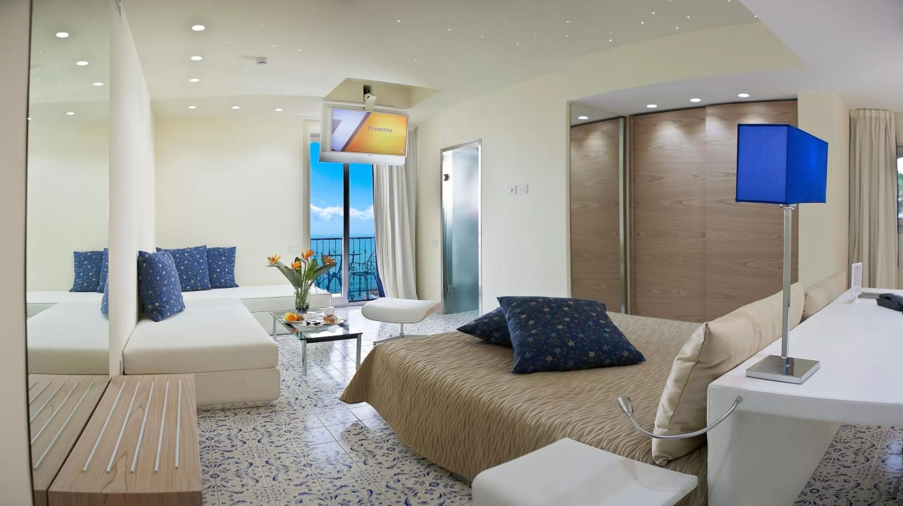 View (from property/room), Bed in Lloyd's Baia Hotel