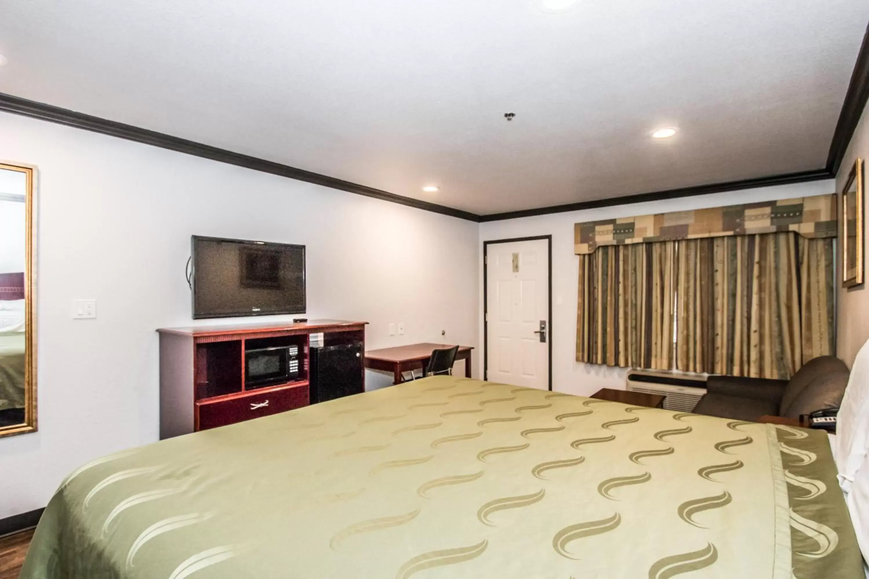 Bedroom, Bed in Americas Best Value Inn - Fort Worth