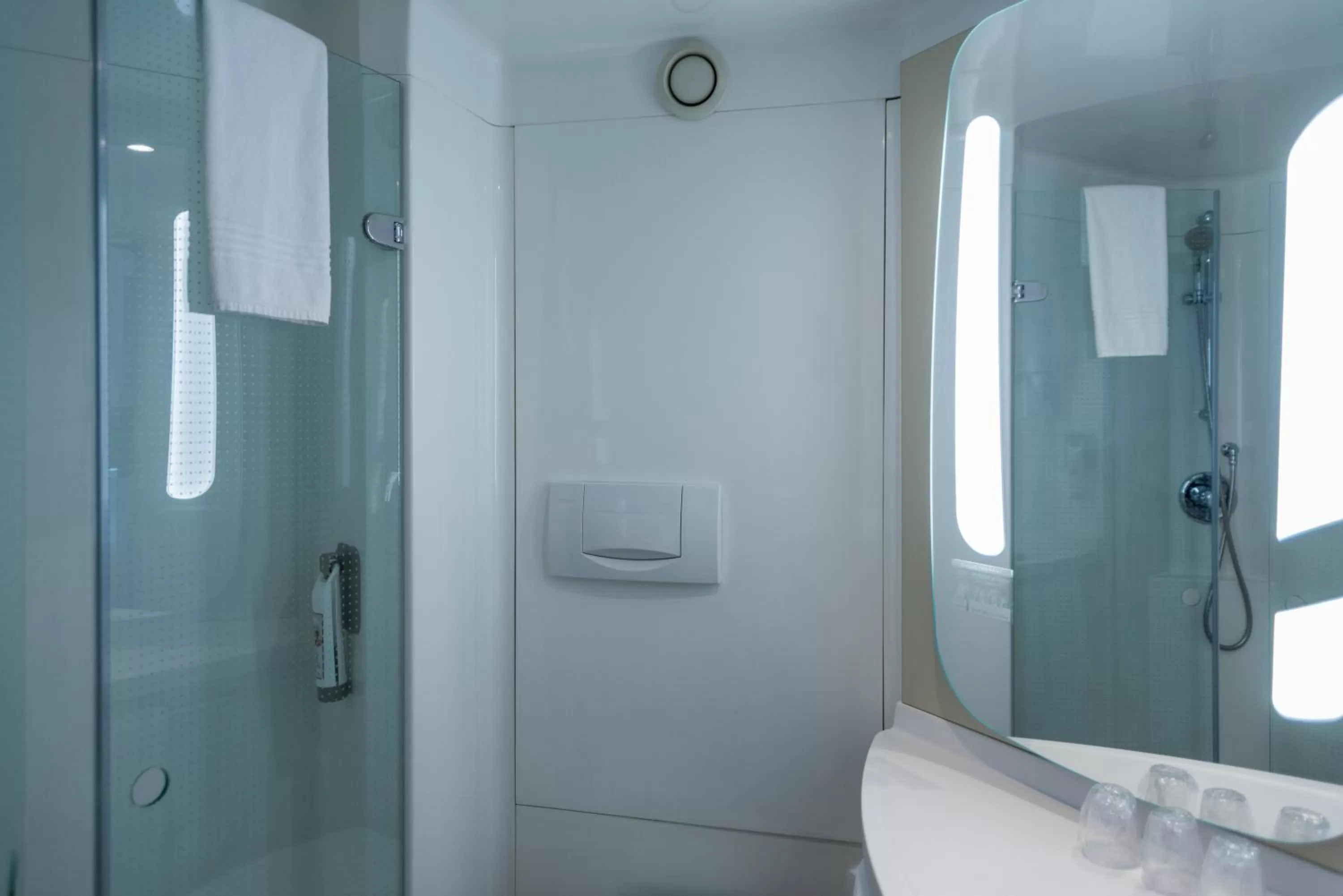 Bathroom in Ibis Salamanca