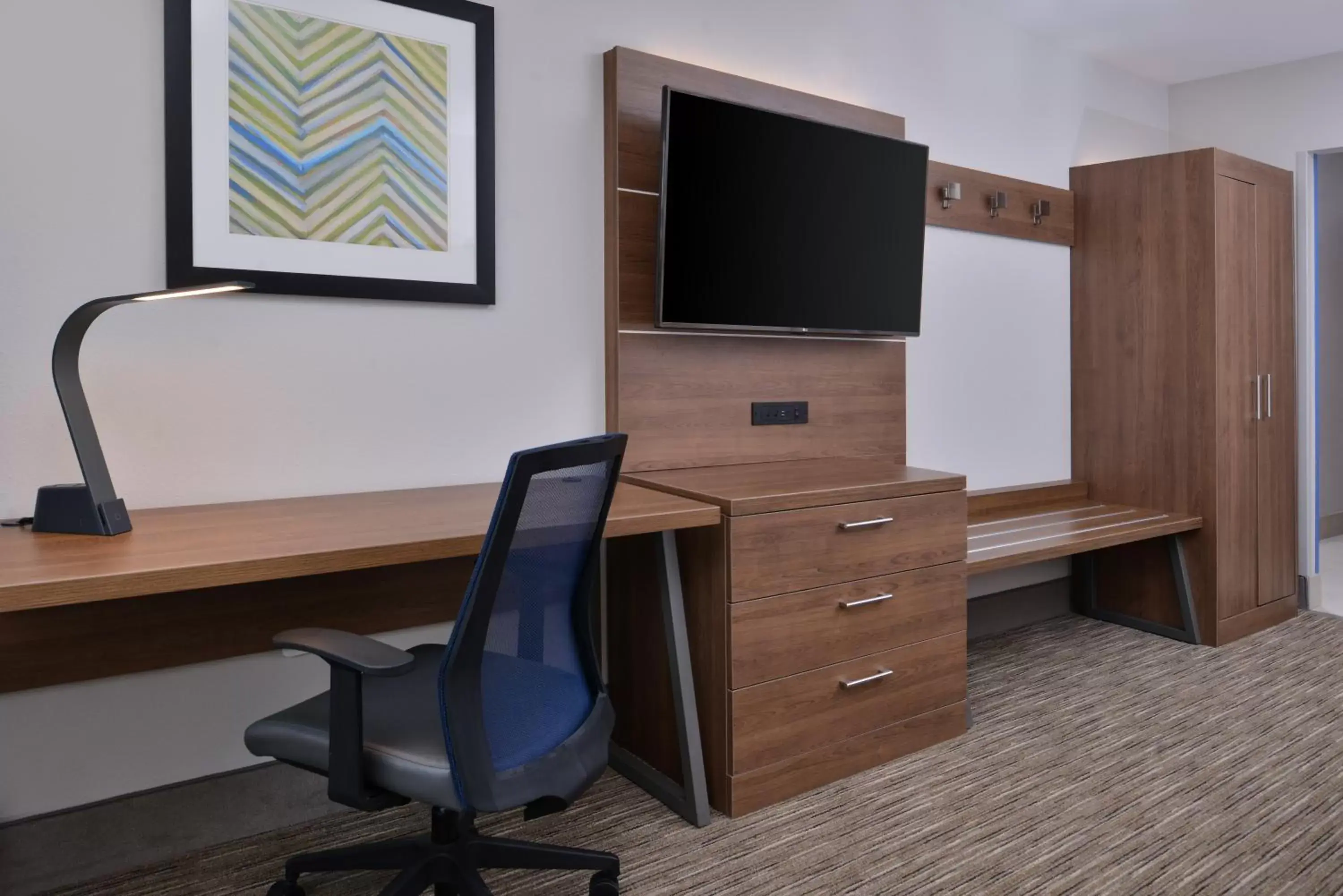 TV and multimedia, TV/Entertainment Center in Holiday Inn Express & Suites - Marshalltown, an IHG Hotel