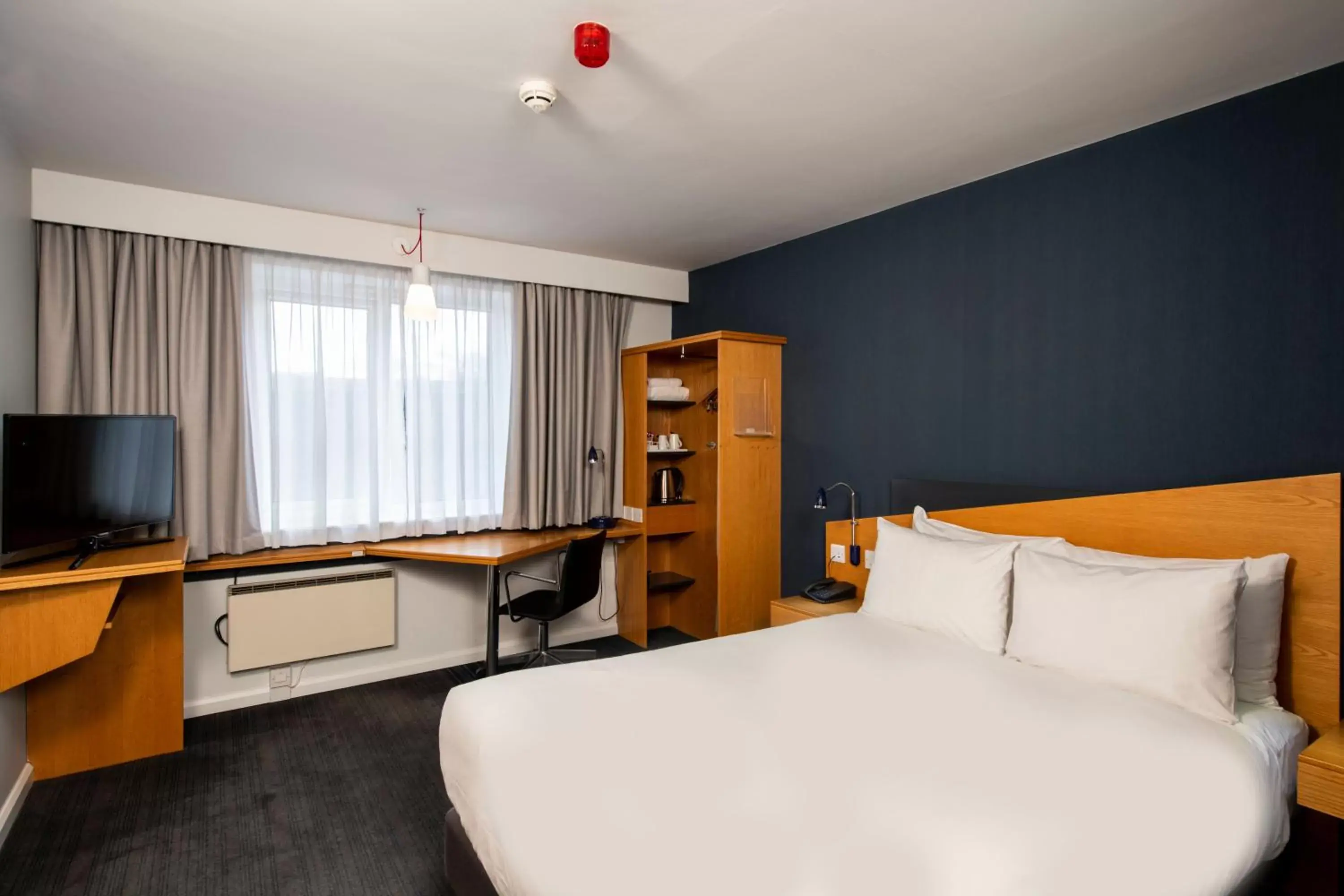 Bed in Holiday Inn Express Hamilton, an IHG Hotel