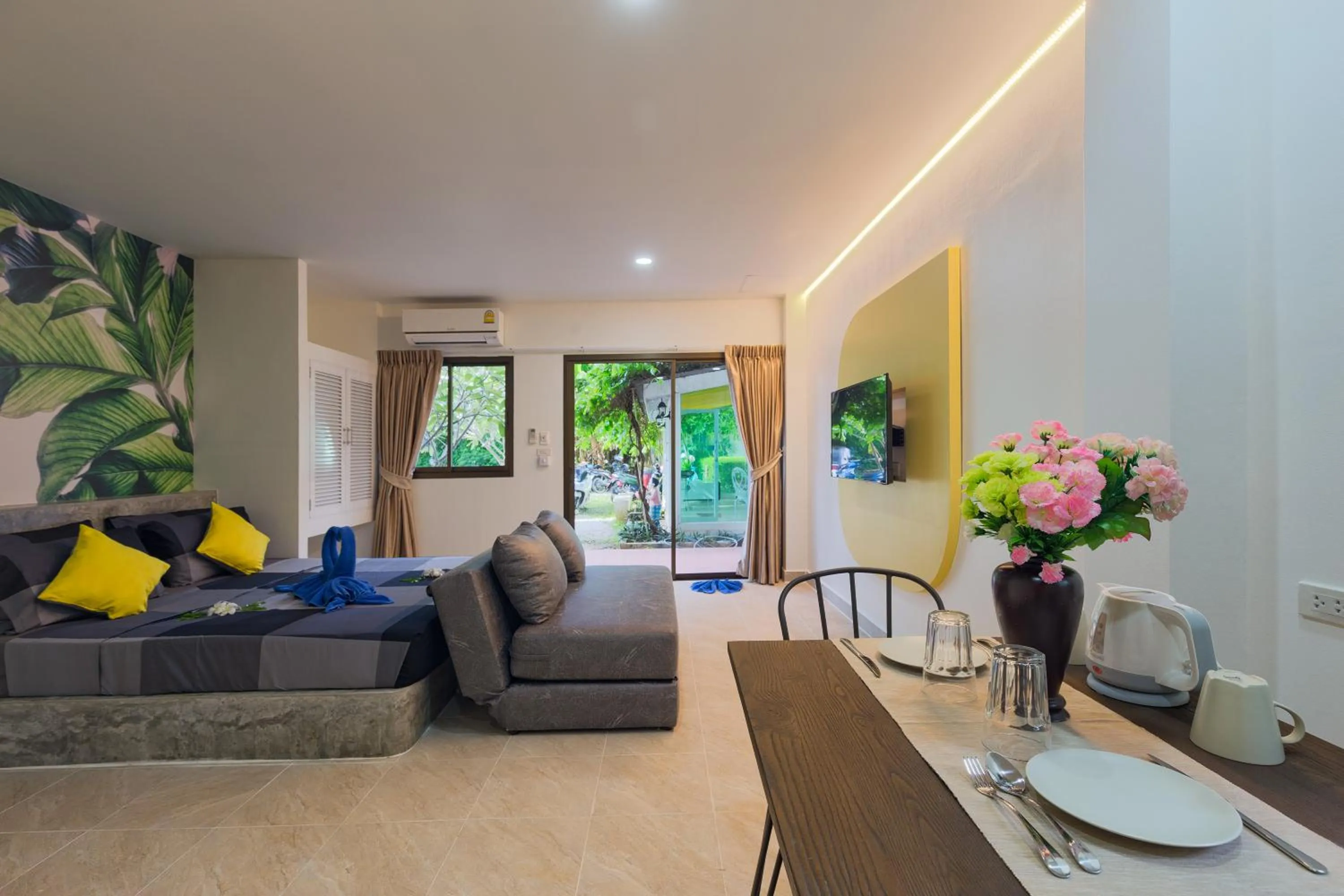 TV and multimedia in Baan Chaylay Resort Karon