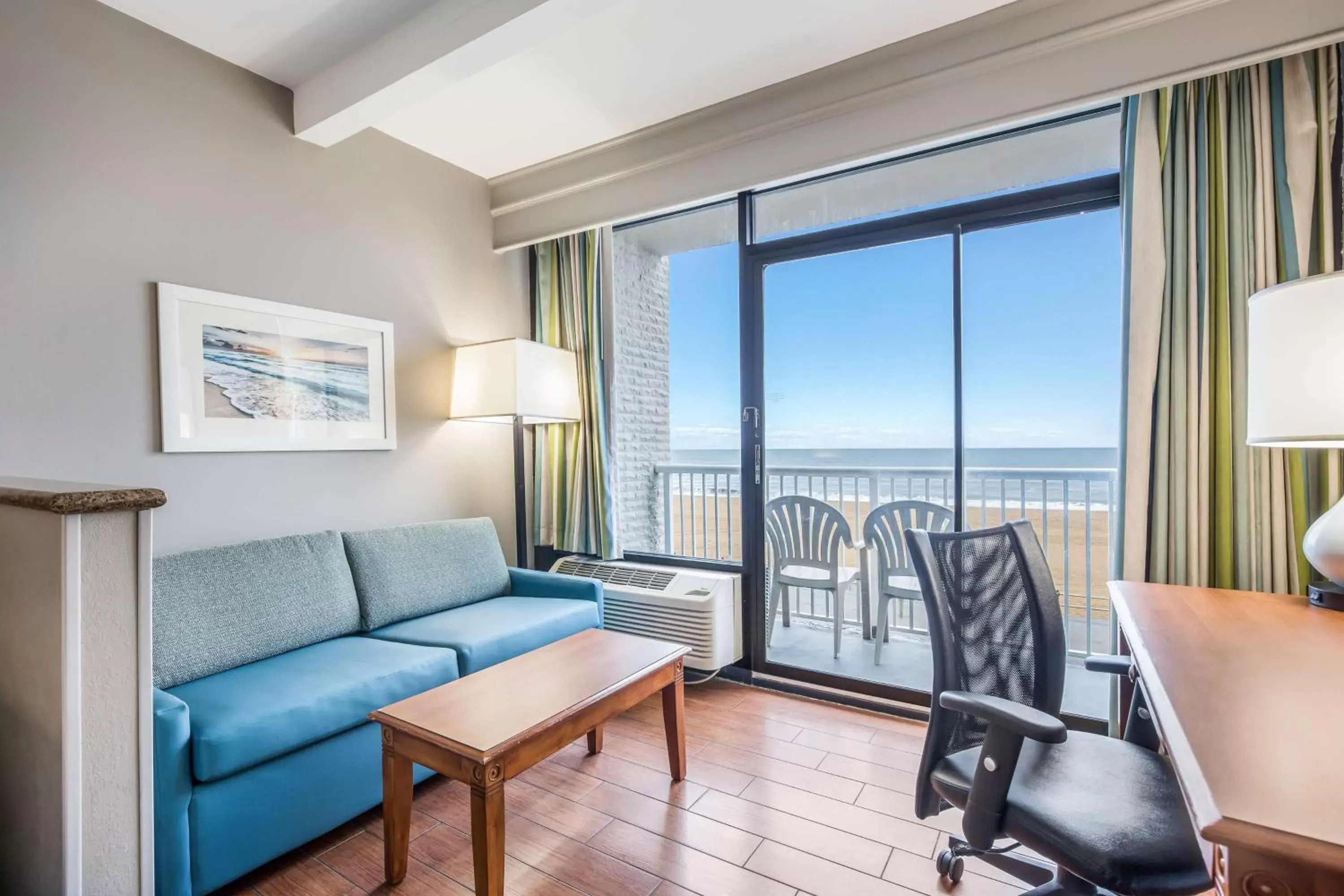 Bedroom, Seating Area in Country Inn & Suites by Radisson, Virginia Beach (Oceanfront), VA