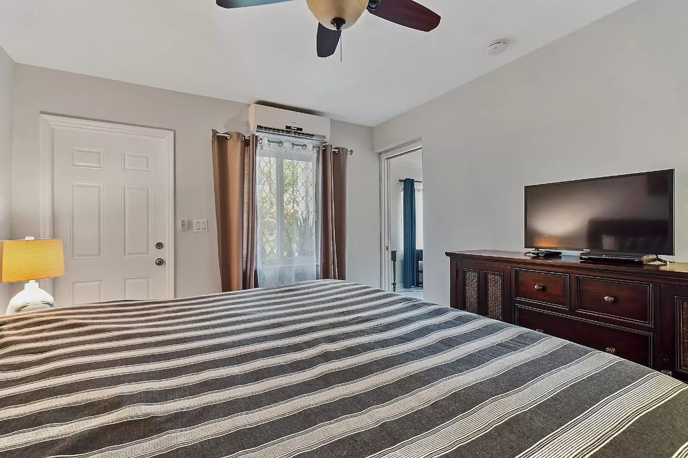 Bed in 4145 By The Sea Inn & Suites Bed in 4145 By The Sea Inn & Suites