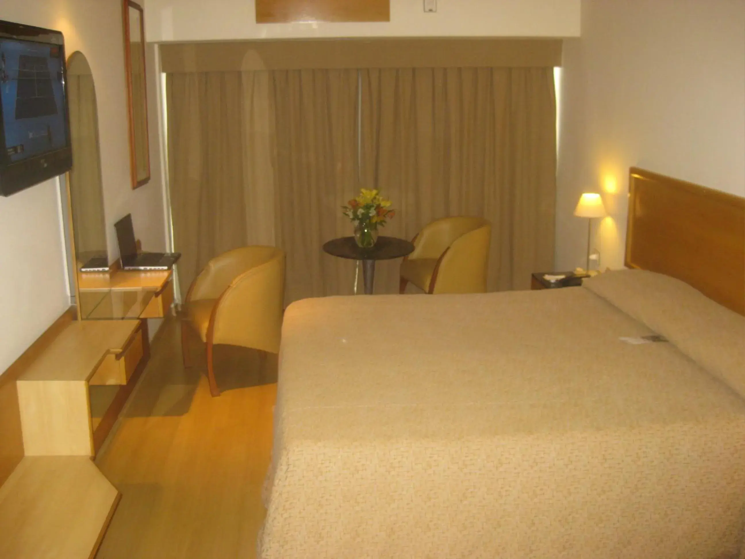 Photo of the whole room, Bed in South American Copacabana Hotel