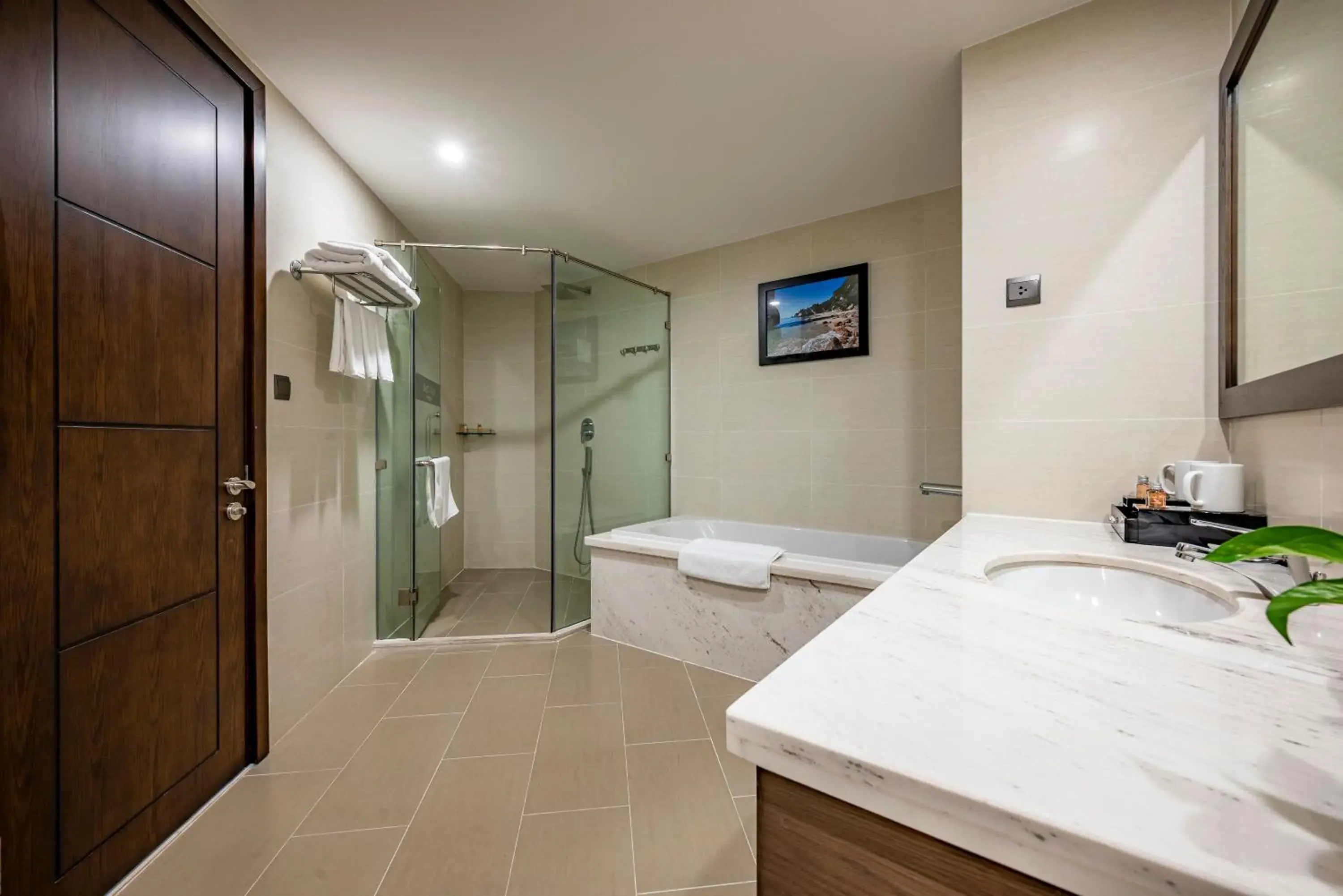 Shower, Bathroom in Malibu Hotel
