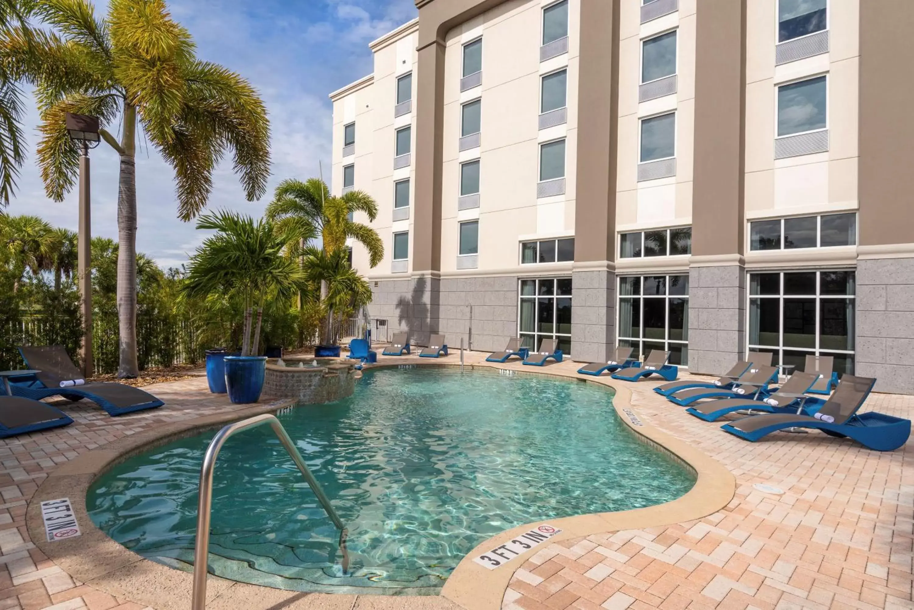 Pool view, Swimming Pool in Hampton Inn & Suites Fort Myers-Colonial Boulevard