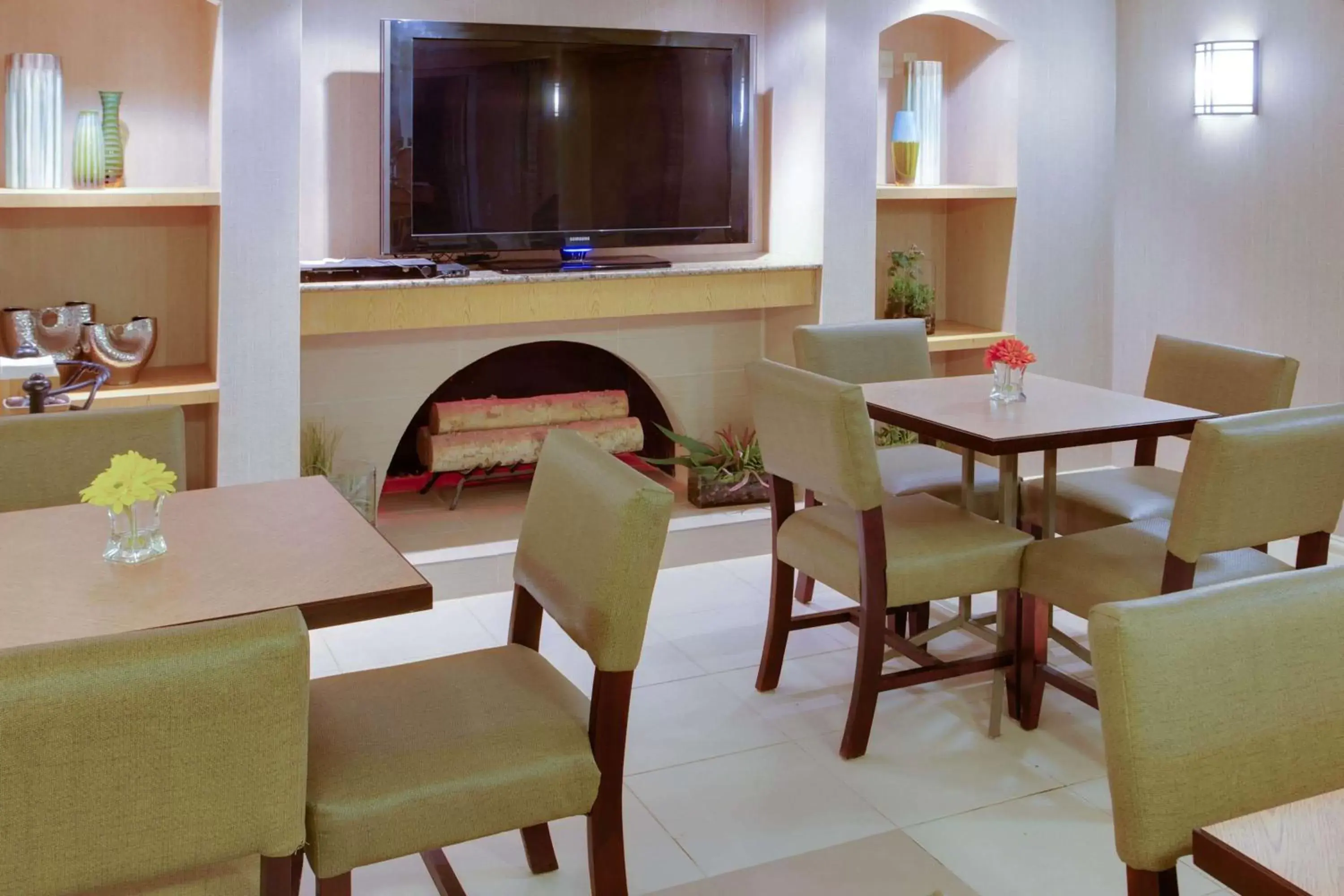 Lobby or reception, TV/Entertainment Center in La Quinta Inn by Wyndham Pittsburgh Airport