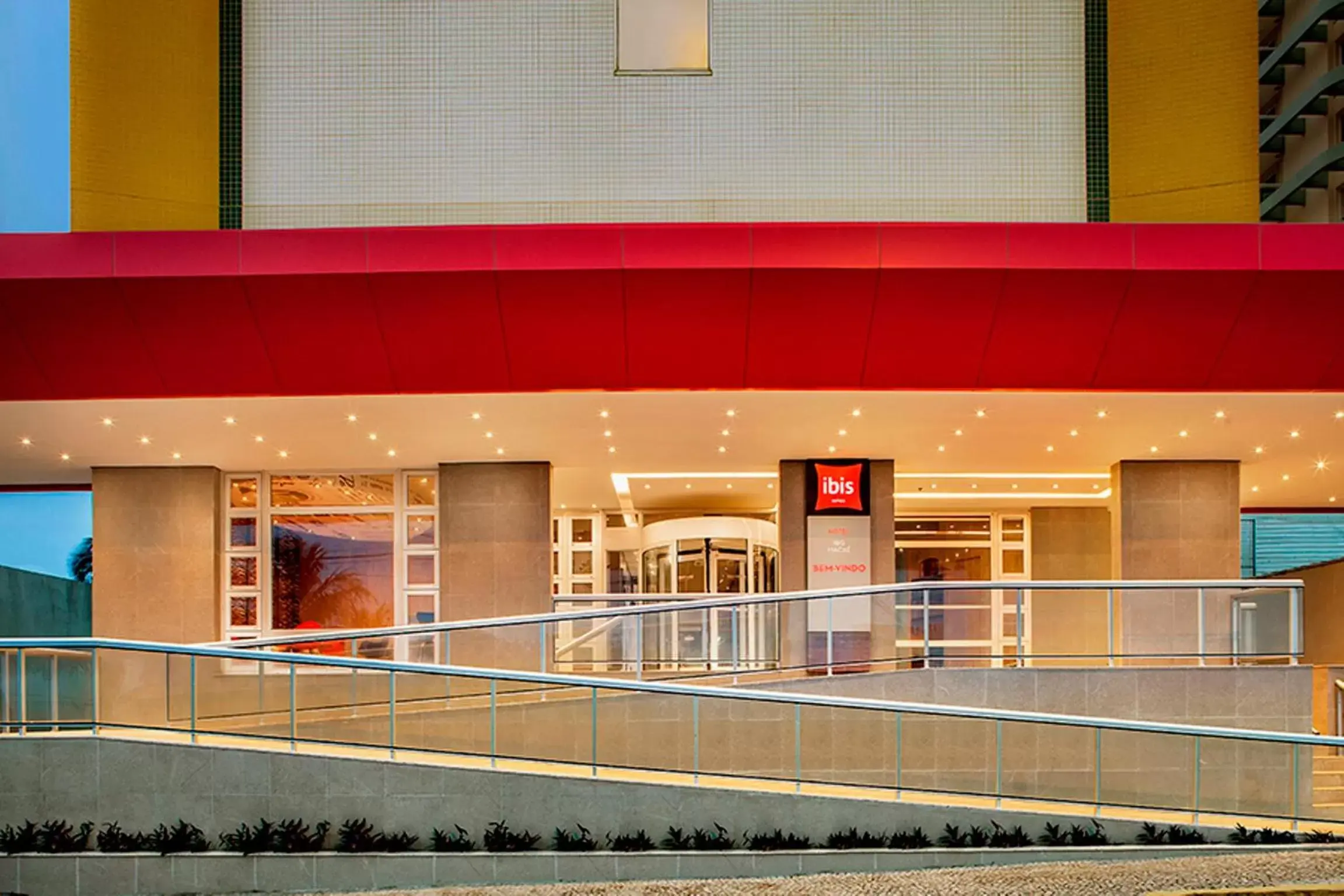 Facade/entrance in ibis Macae Facade/entrance in ibis Macae