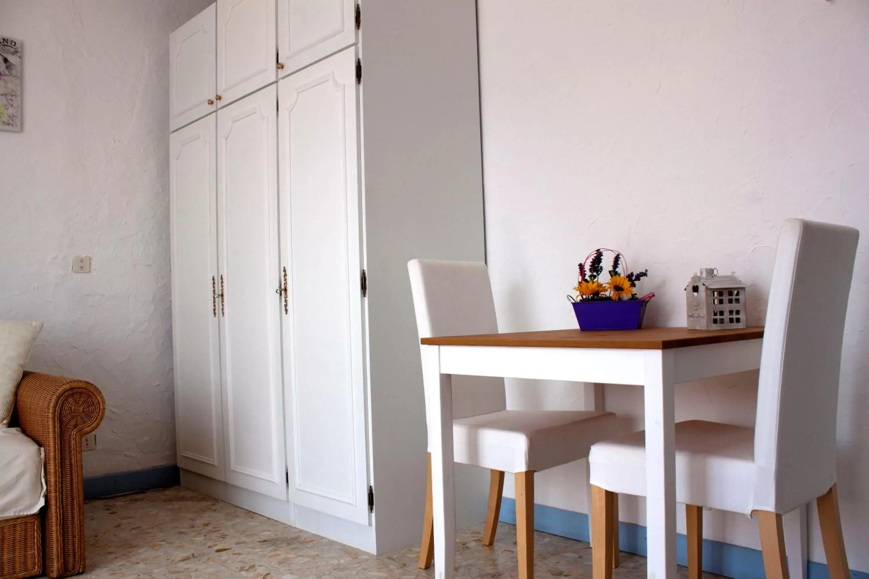 wardrobe, Dining Area in Bnb Castellane