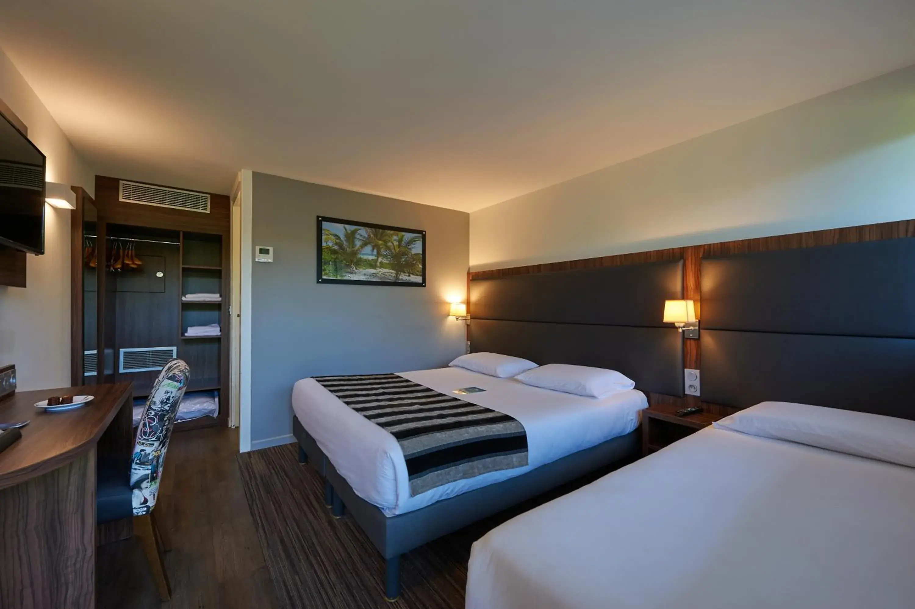 Photo of the whole room, Bed in Kyriad Bordeaux - Merignac Aéroport