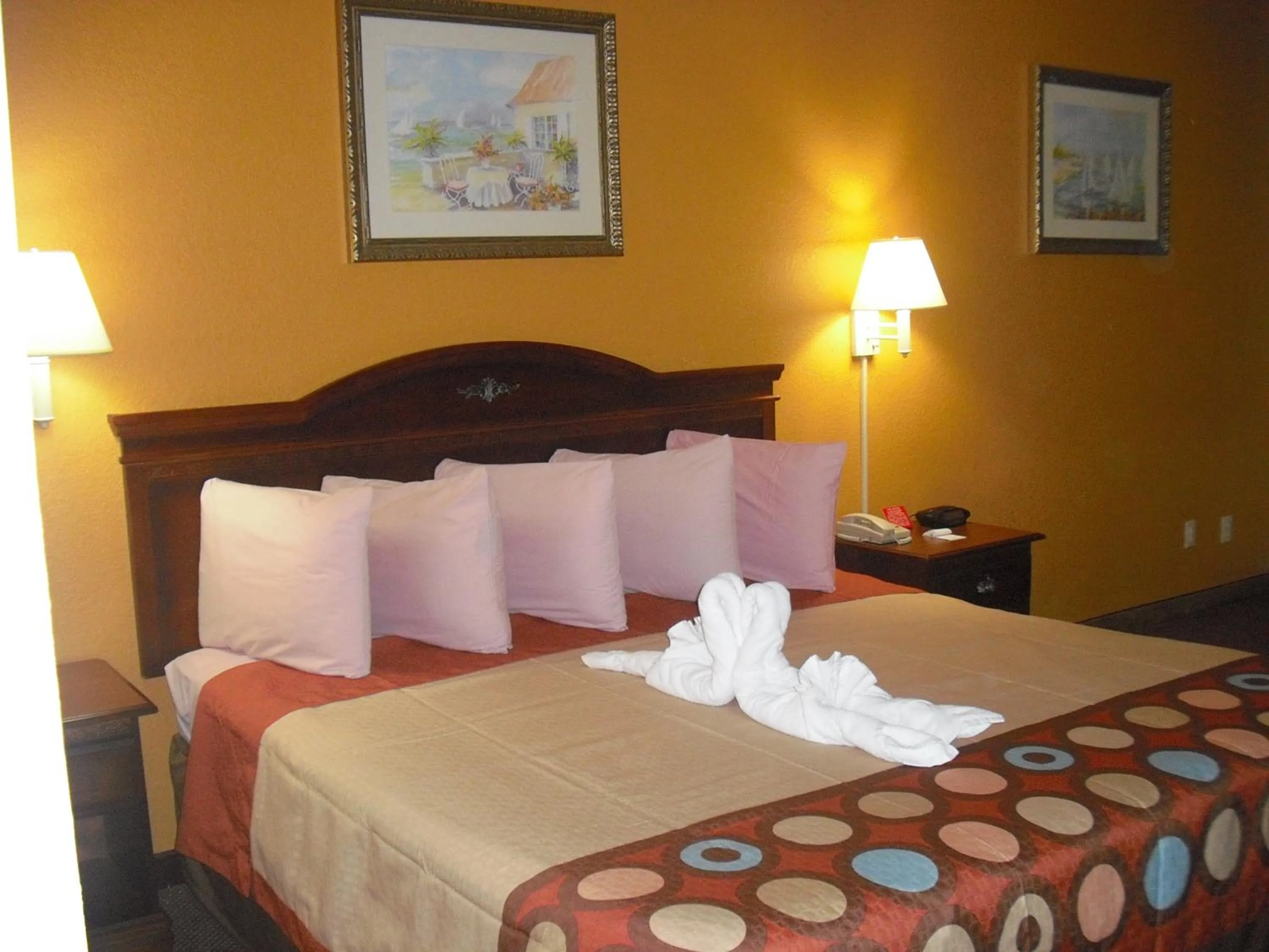 Studio Suite with Two King Beds - Non-Smoking in Super 8 by Wyndham Daytona Beach
