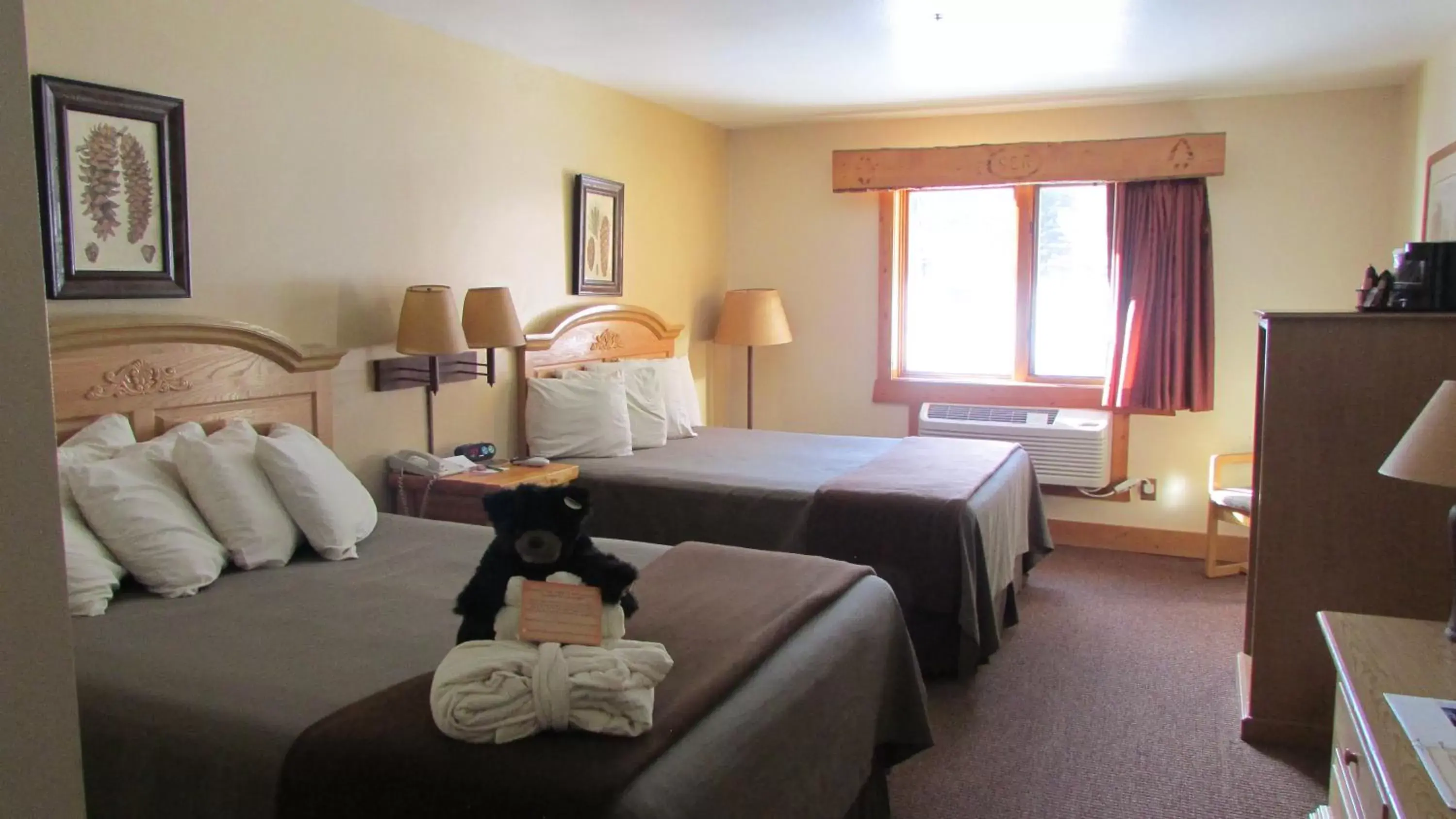 Standard Queen Room in Spearfish Canyon Lodge