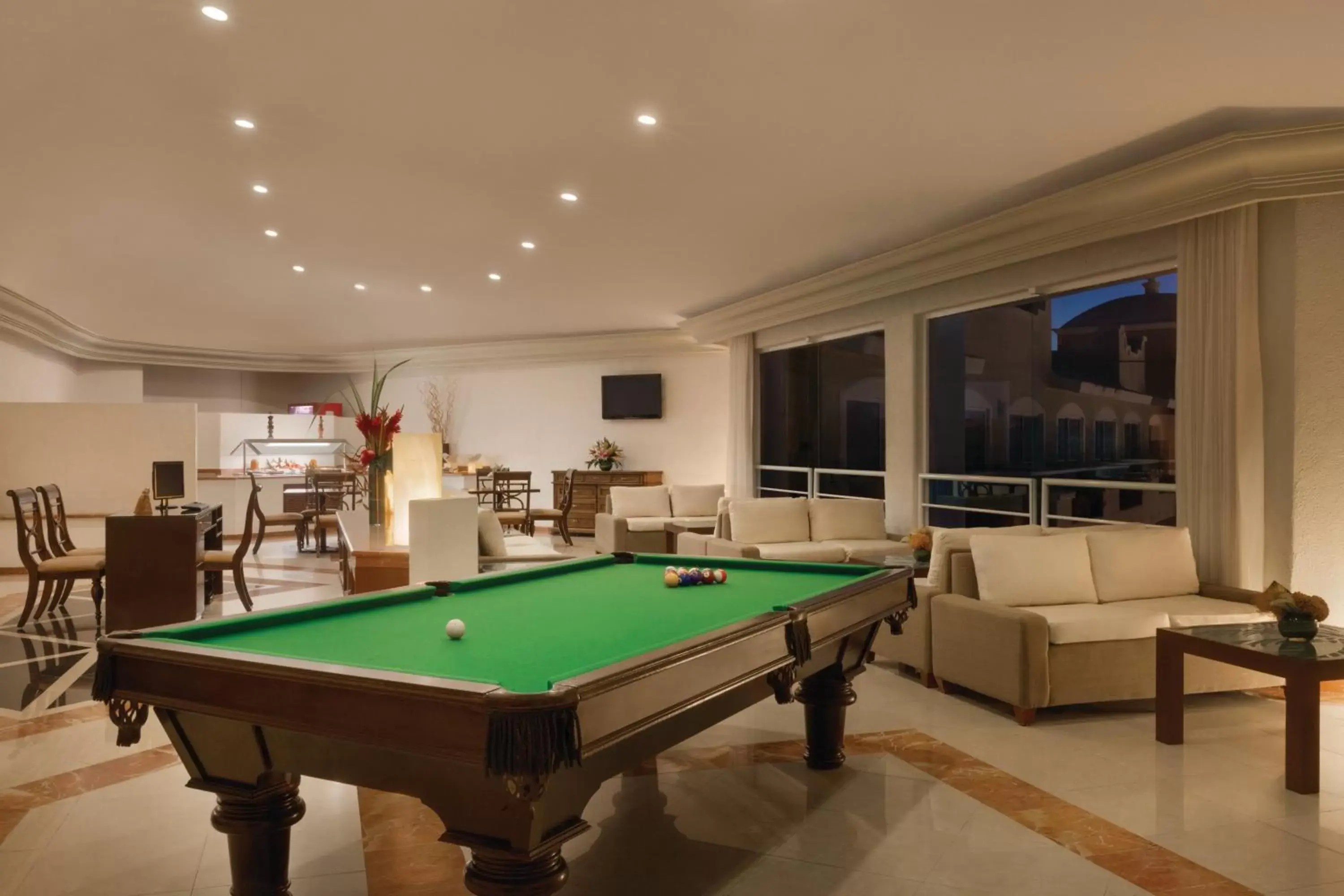 Communal lounge/ TV room, Billiards in Wyndham Alltra Cancun All Inclusive Resort