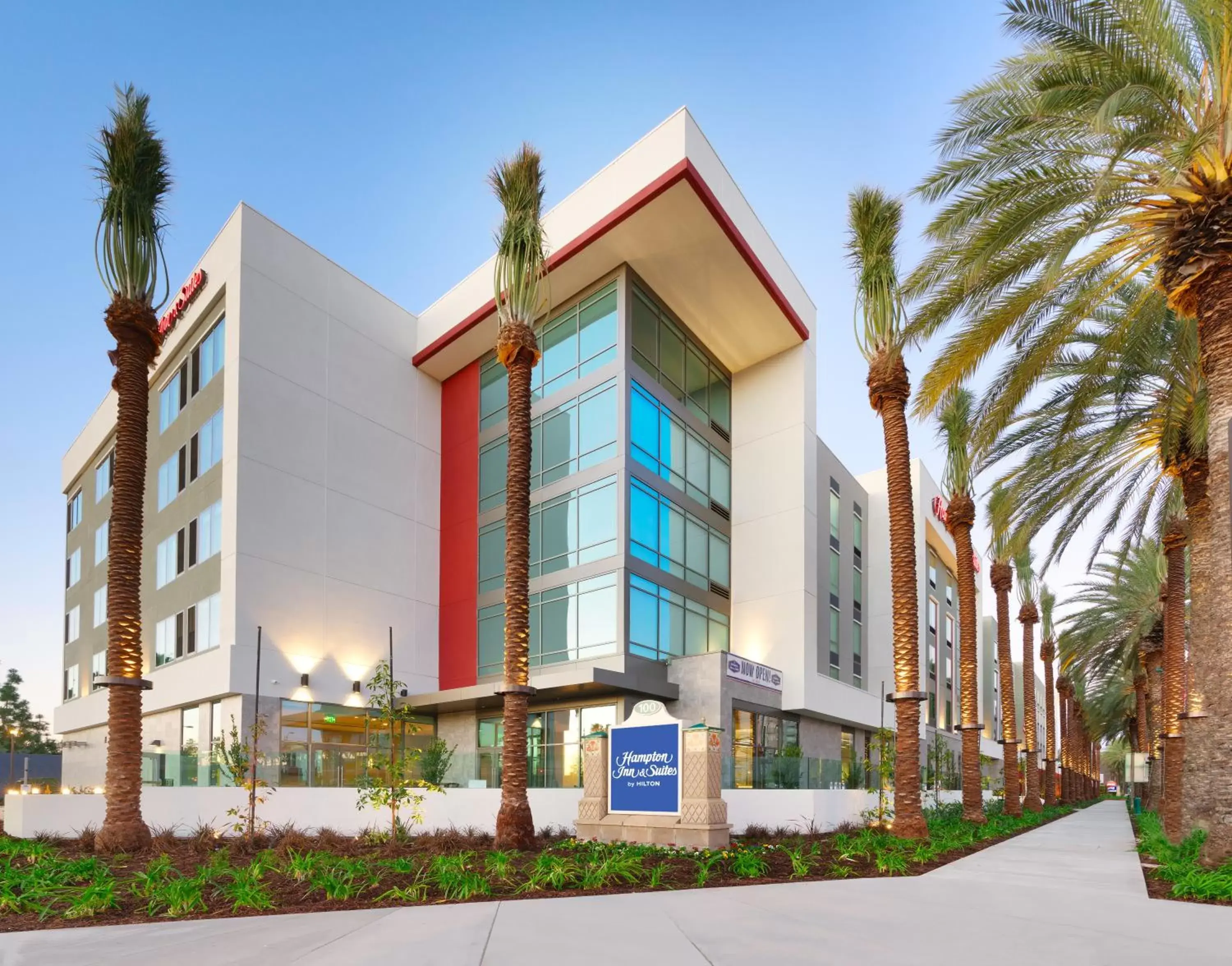 Property Building in Hampton Inn & Suites Anaheim Resort Convention Center