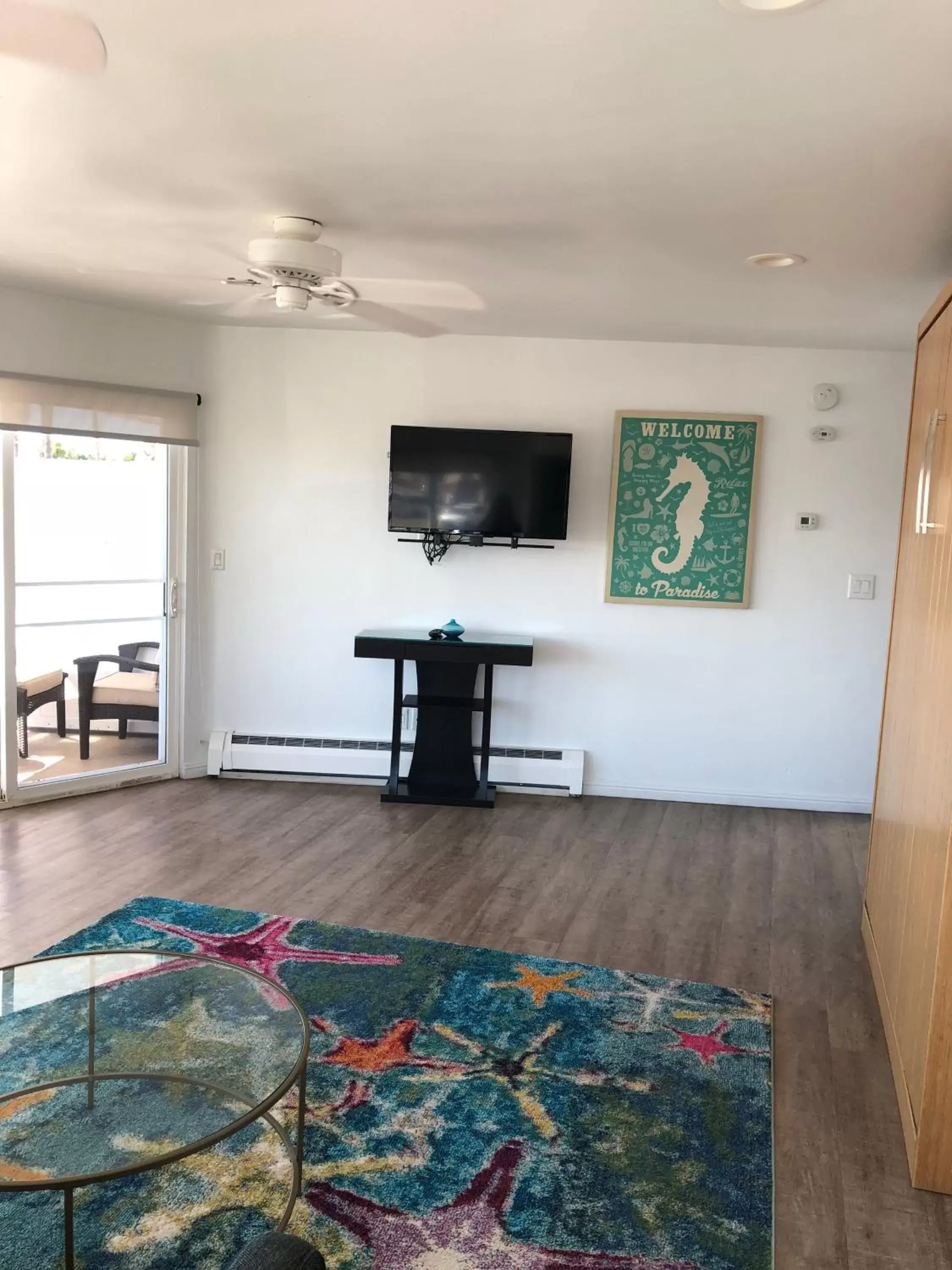 Living room, TV/Entertainment Center in Sea Horse Resort