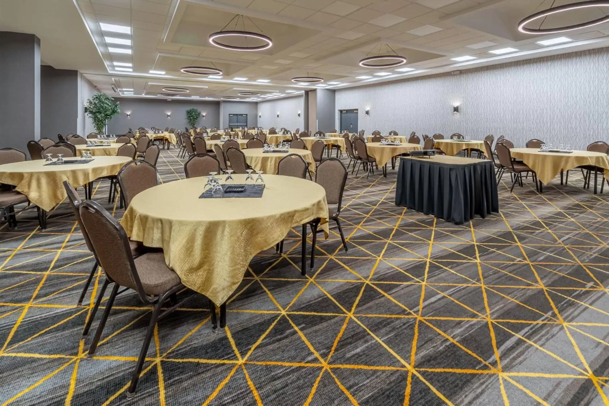 Meeting/conference room, Restaurant/Places to Eat in Holiday Inn Hotel & Suites Wausau-Rothschild, an IHG Hotel