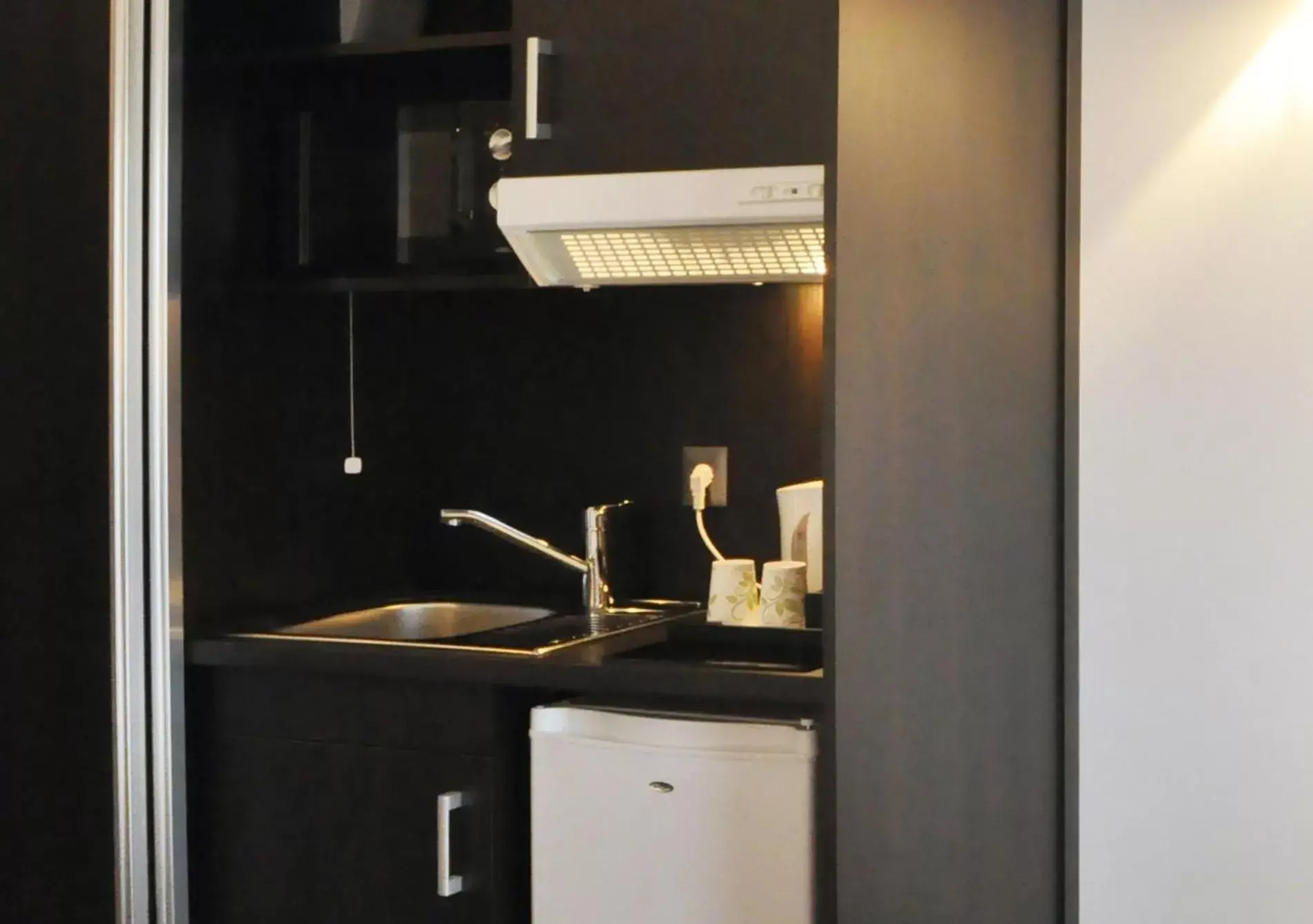 kitchen, Kitchen/Kitchenette in Golden Tulip Nantes Carquefou Suite