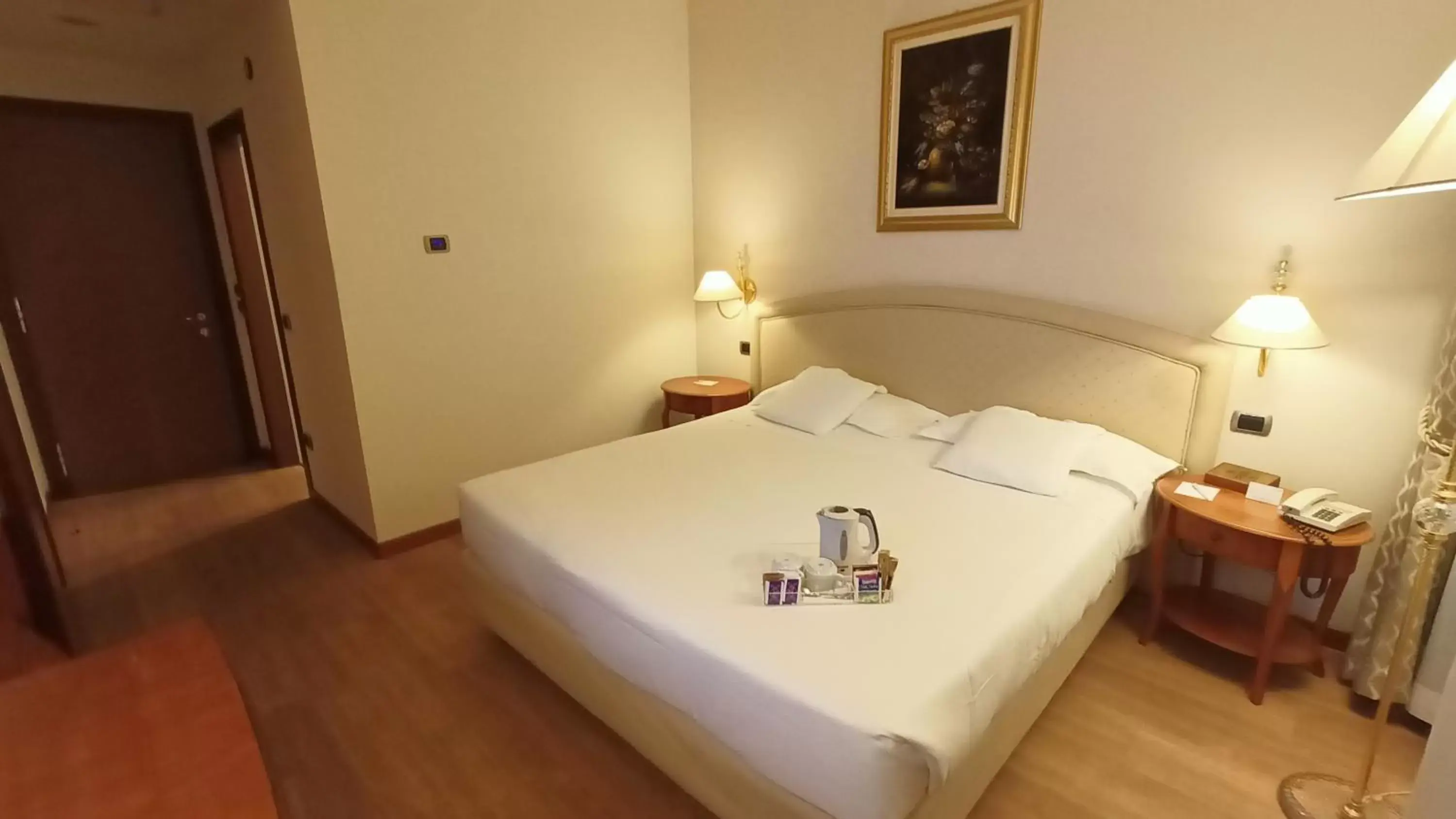 Photo of the whole room, Bed in Best Western Hotel Globus City