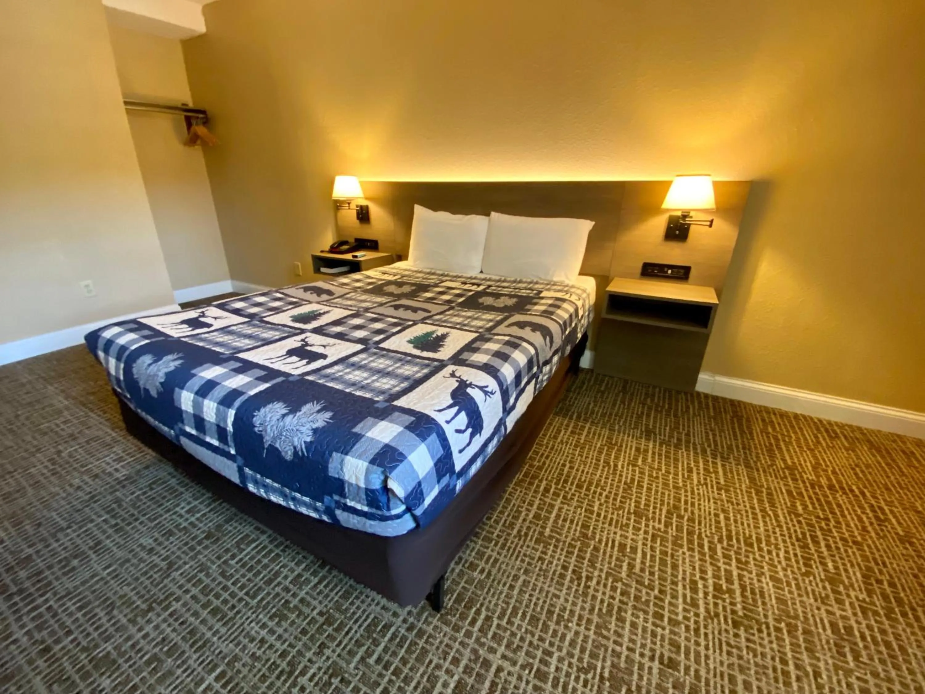 Deluxe Queen Suite in Riverchase Lodge