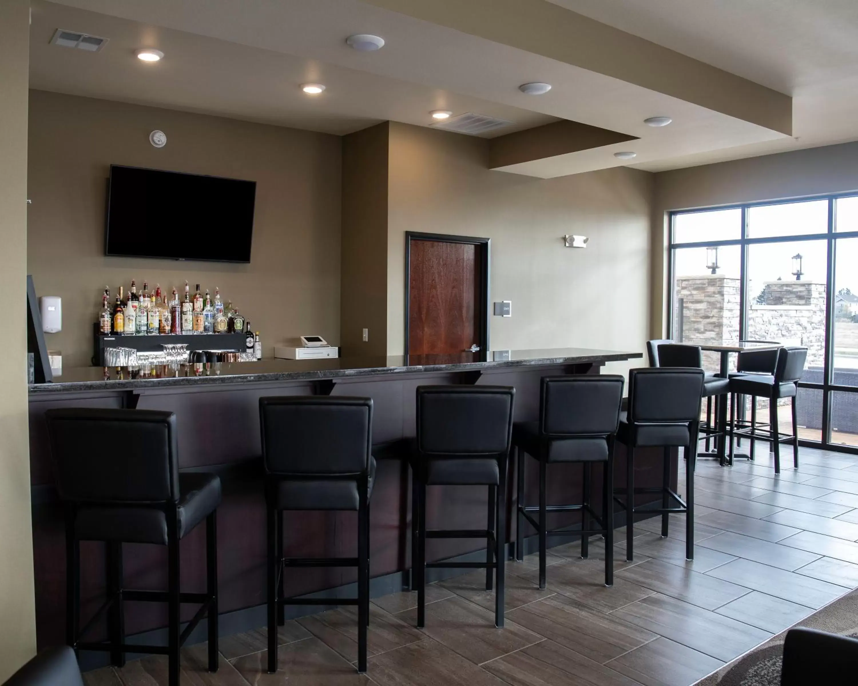 Lounge or bar in Cobblestone Hotel & Suites - Two Rivers