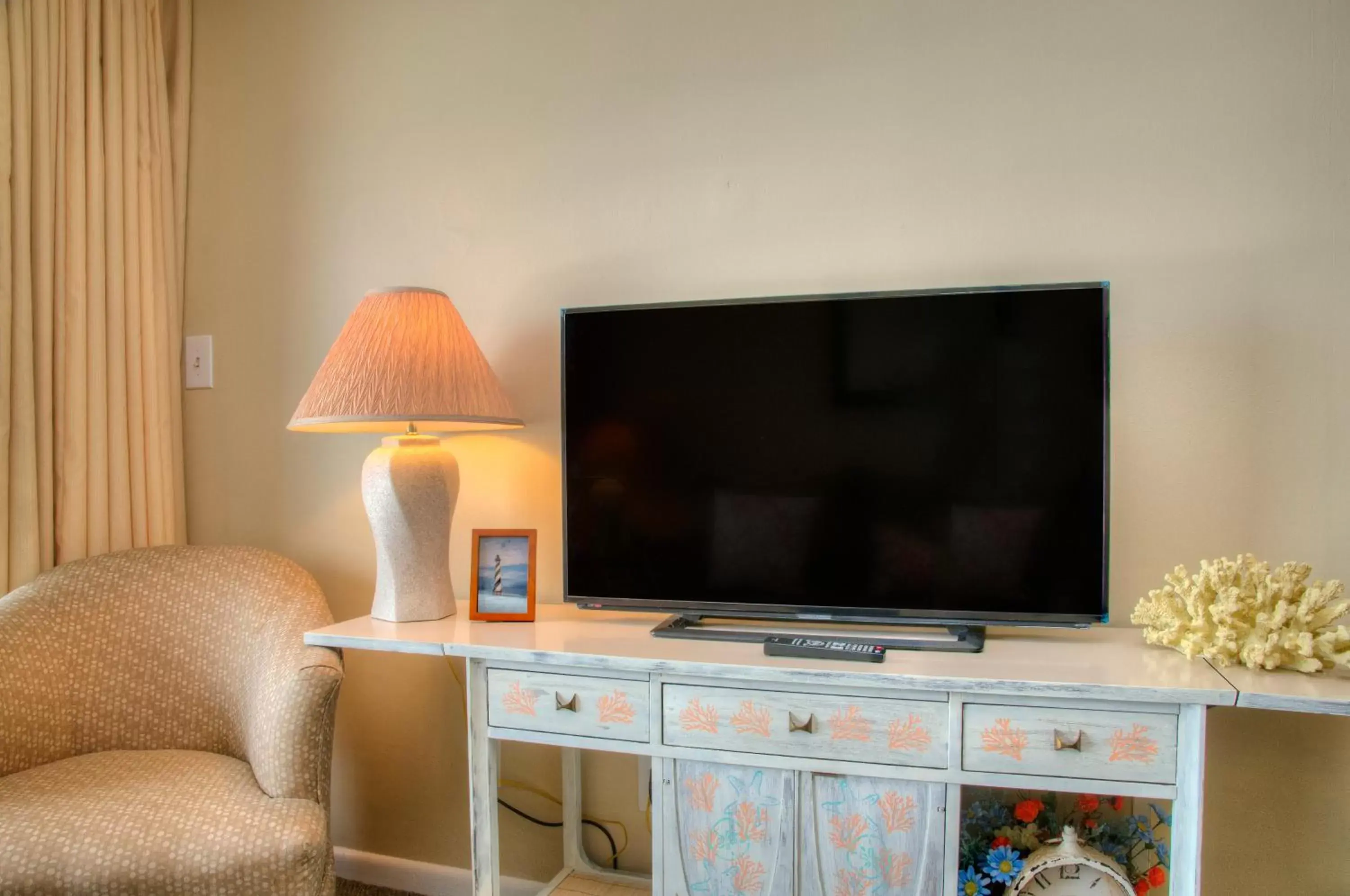 Communal lounge/ TV room, TV/Entertainment Center in Ocean Forest Plaza by Palmetto Vacations