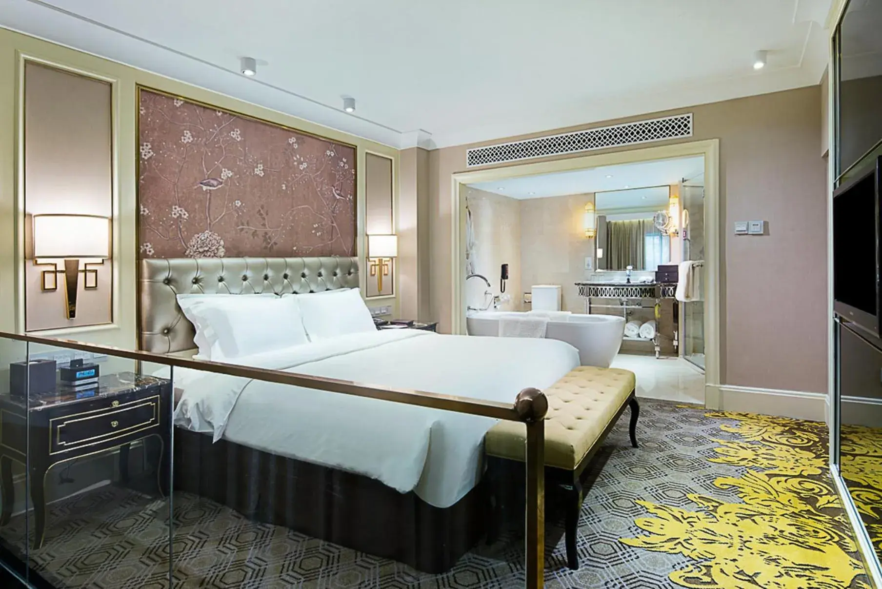 Photo of the whole room, Bed in Crowne Plaza Zhengzhou, an IHG Hotel