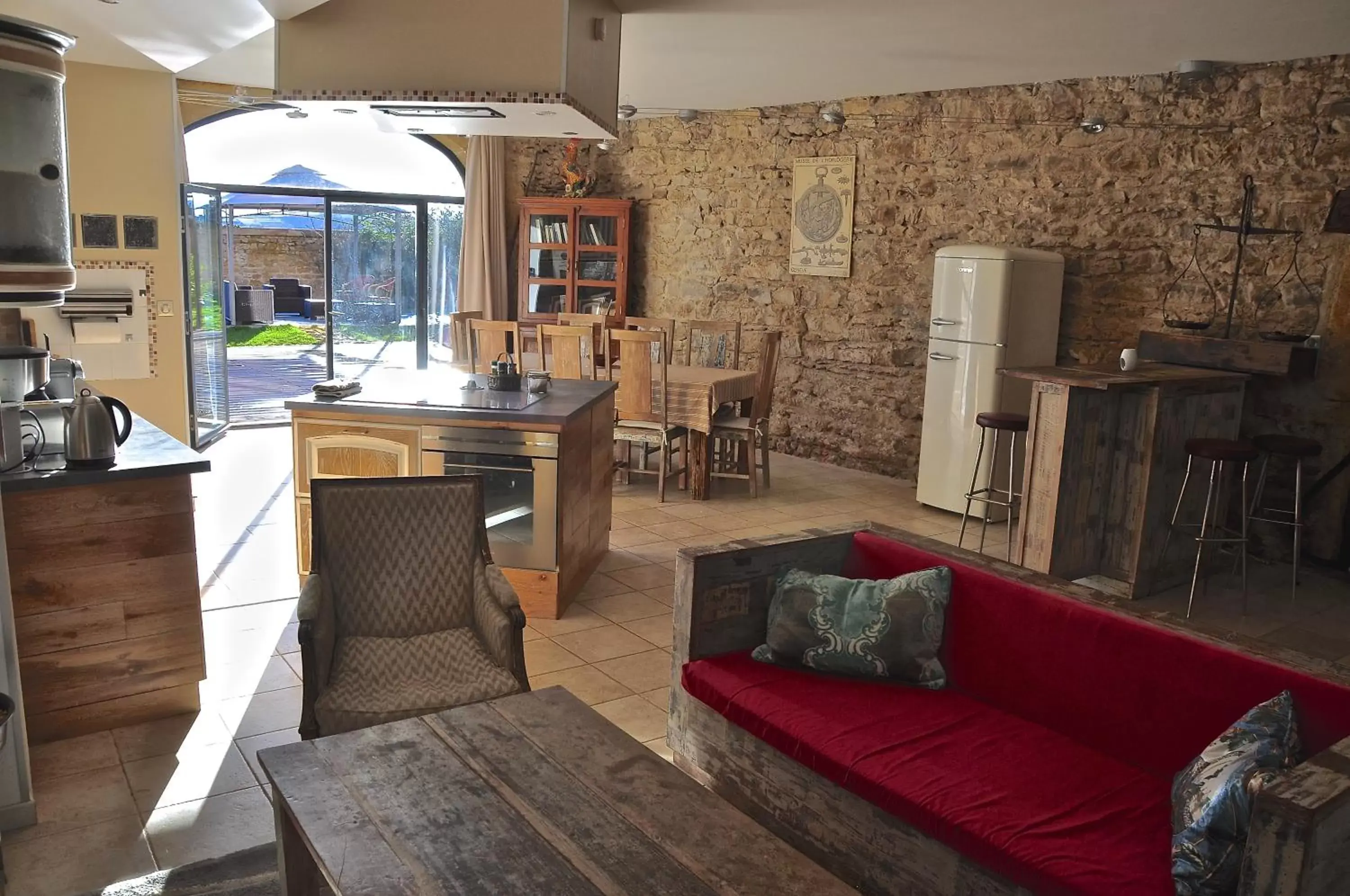 Kitchen or kitchenette, Lounge/Bar in Le Clos du Cher en Beaujolais