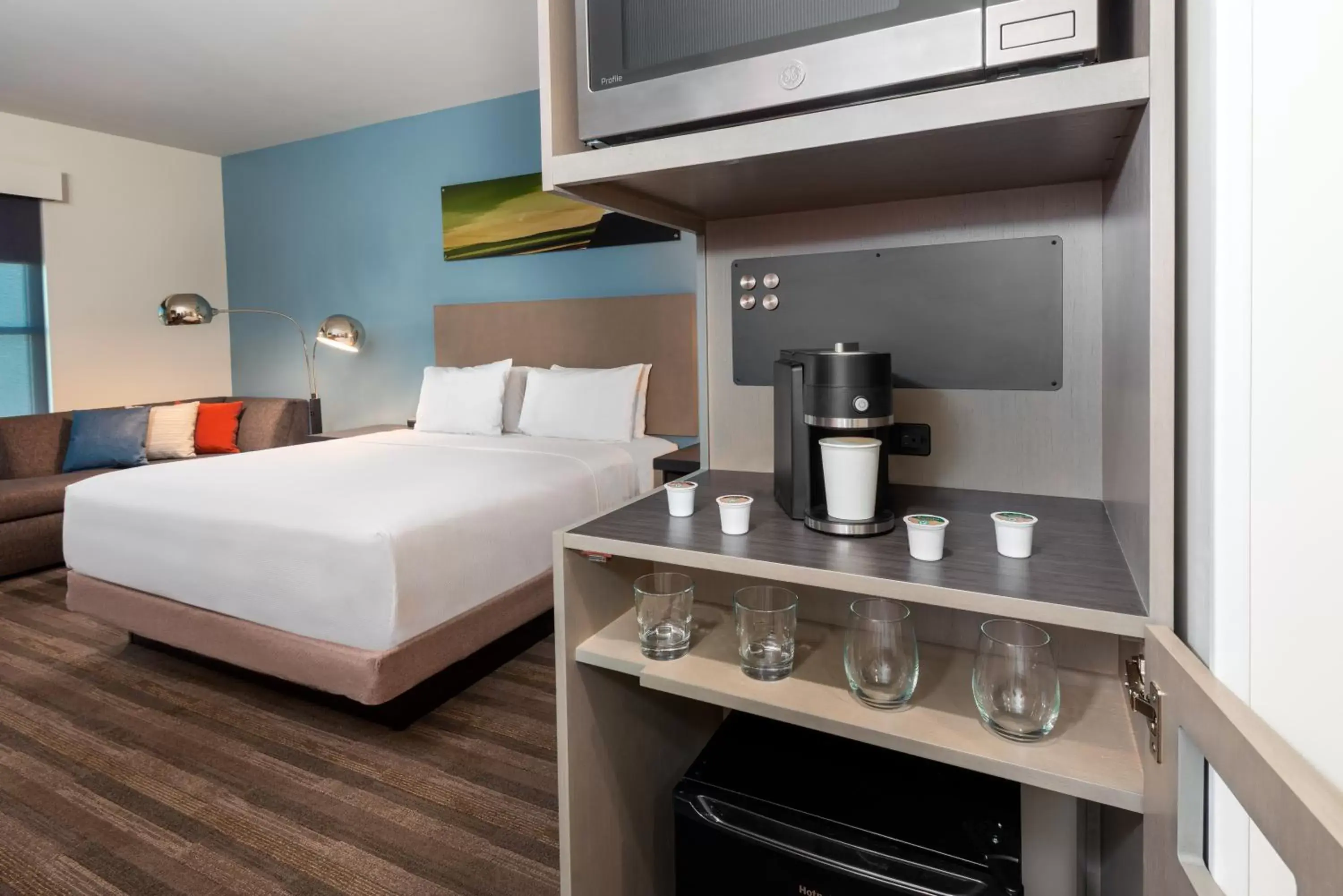 Coffee/tea facilities, Bed in Hyatt House Tampa Airport/Westshore Coffee/tea facilities, Bed in Hyatt House Tampa Airport/Westshore